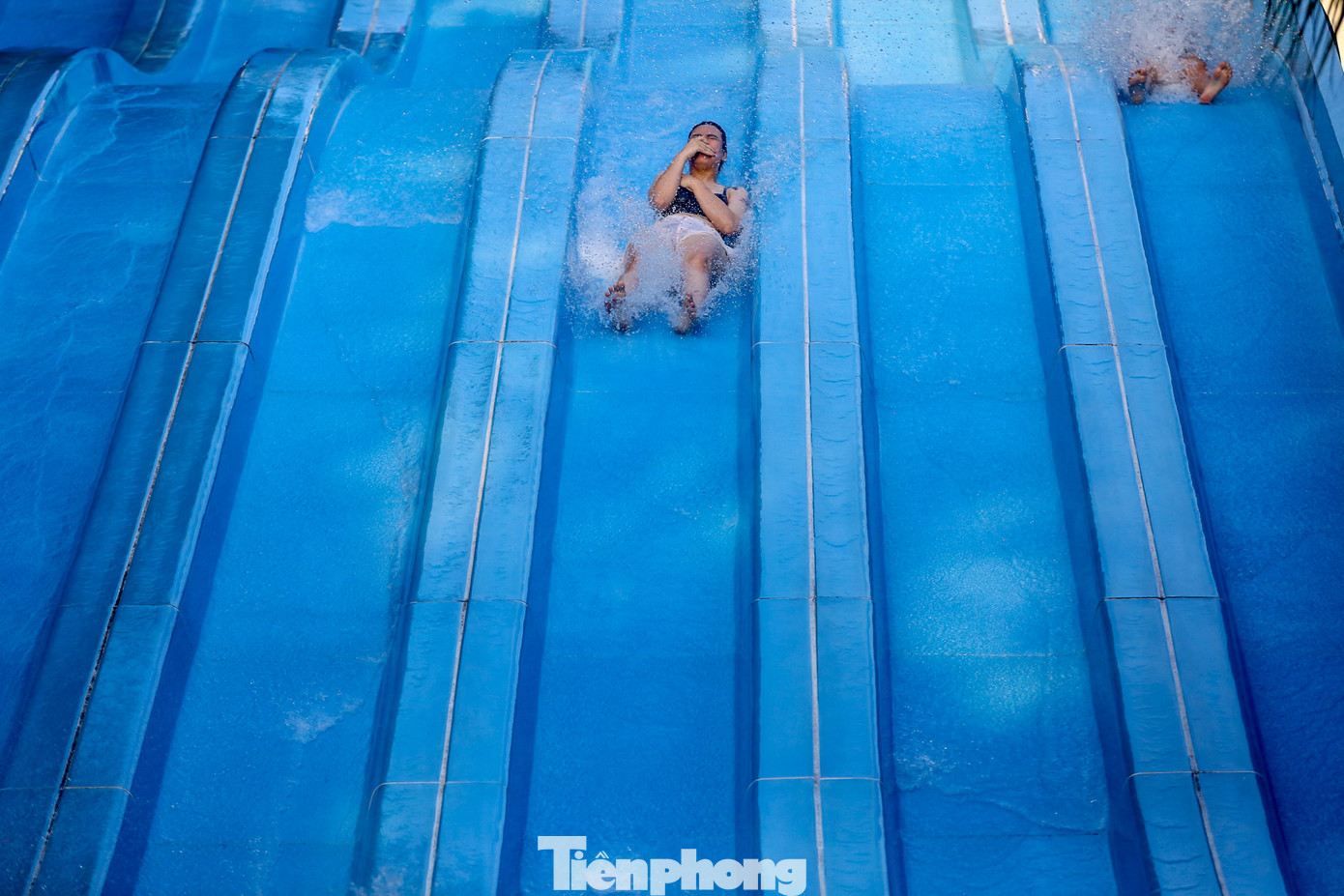 Nhiều bạn trẻ không ngại chơi những trò cảm giác mạnh tại đây.