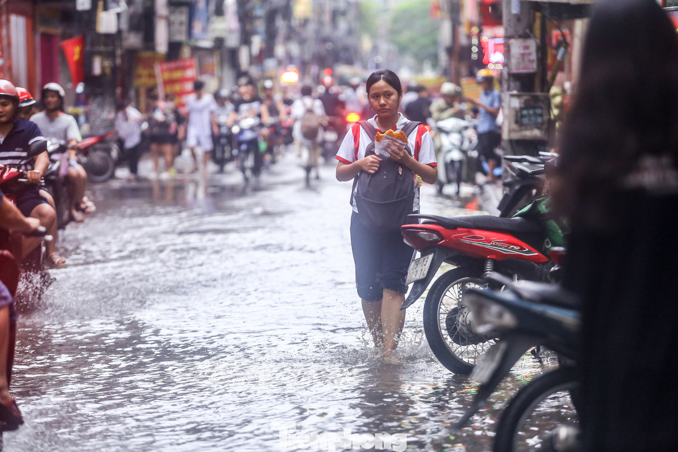 Học sinh lội nước, bì bõm về nhà.