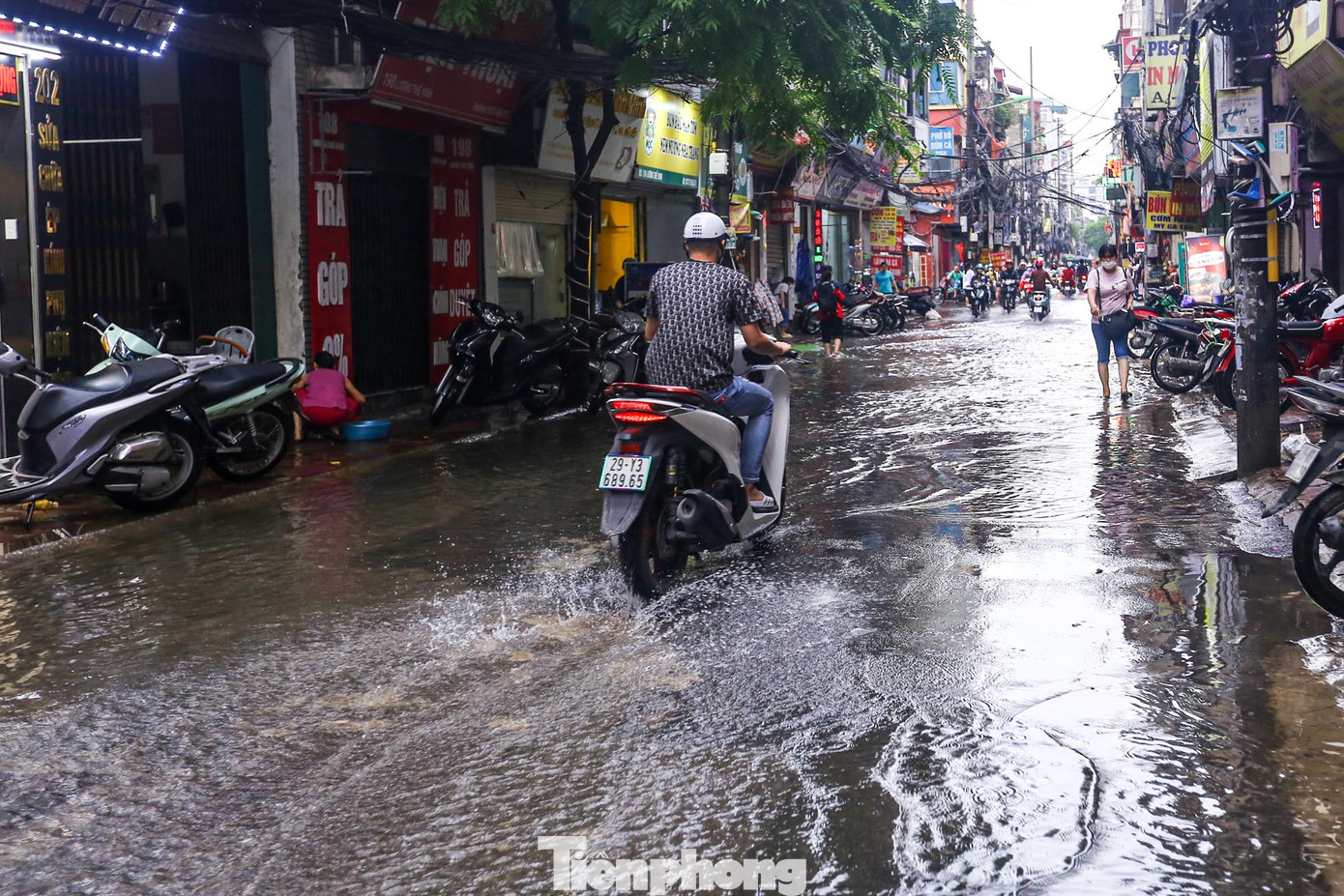 Ghi nhận của PV, khoảng 16h hôm nay (28/9), đường Lương Thế Vinh (quận Thanh Xuân, Hà Nội) vẫn trong tình trạng ngập nước mặc dù trời đã tạnh mưa.