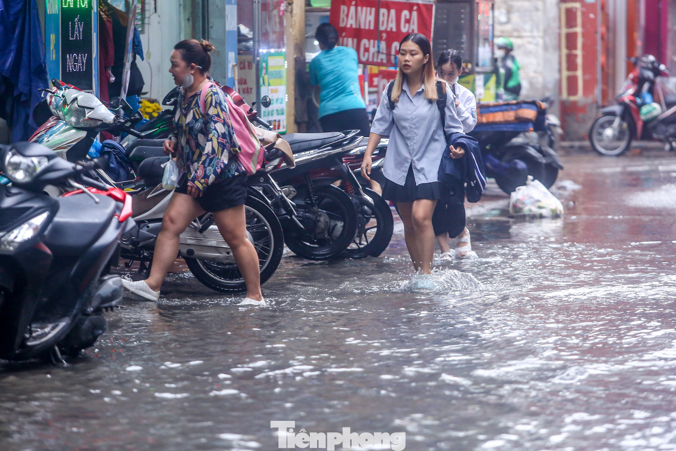 Đến 17h30, nước vẫn chưa rút hết tại tuyến đường trên.