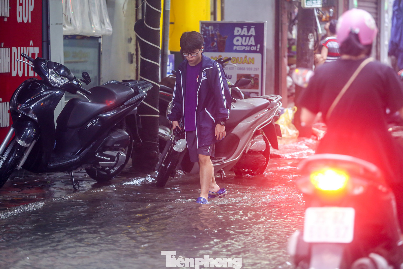 Tuyến phố có vỉa hè ngắn để hết xe máy nên người đi bộ chỉ có thể di chuyển dưới đường.