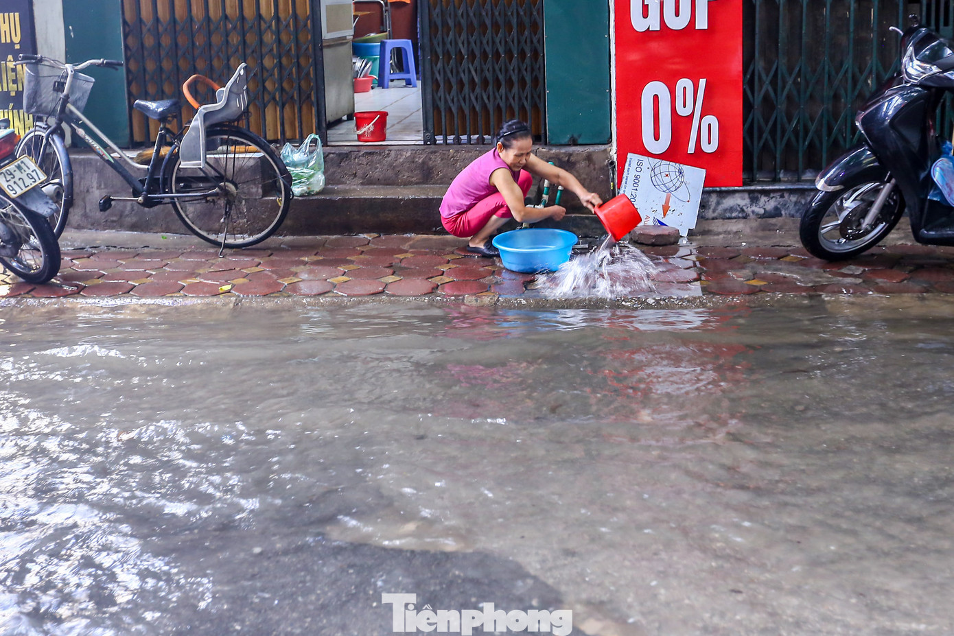 Đến khoảng 16h30, khi nước đã rút, người dân sinh sống tại khu vực trên mới có thể dọn dẹp, quét, lau nhà.