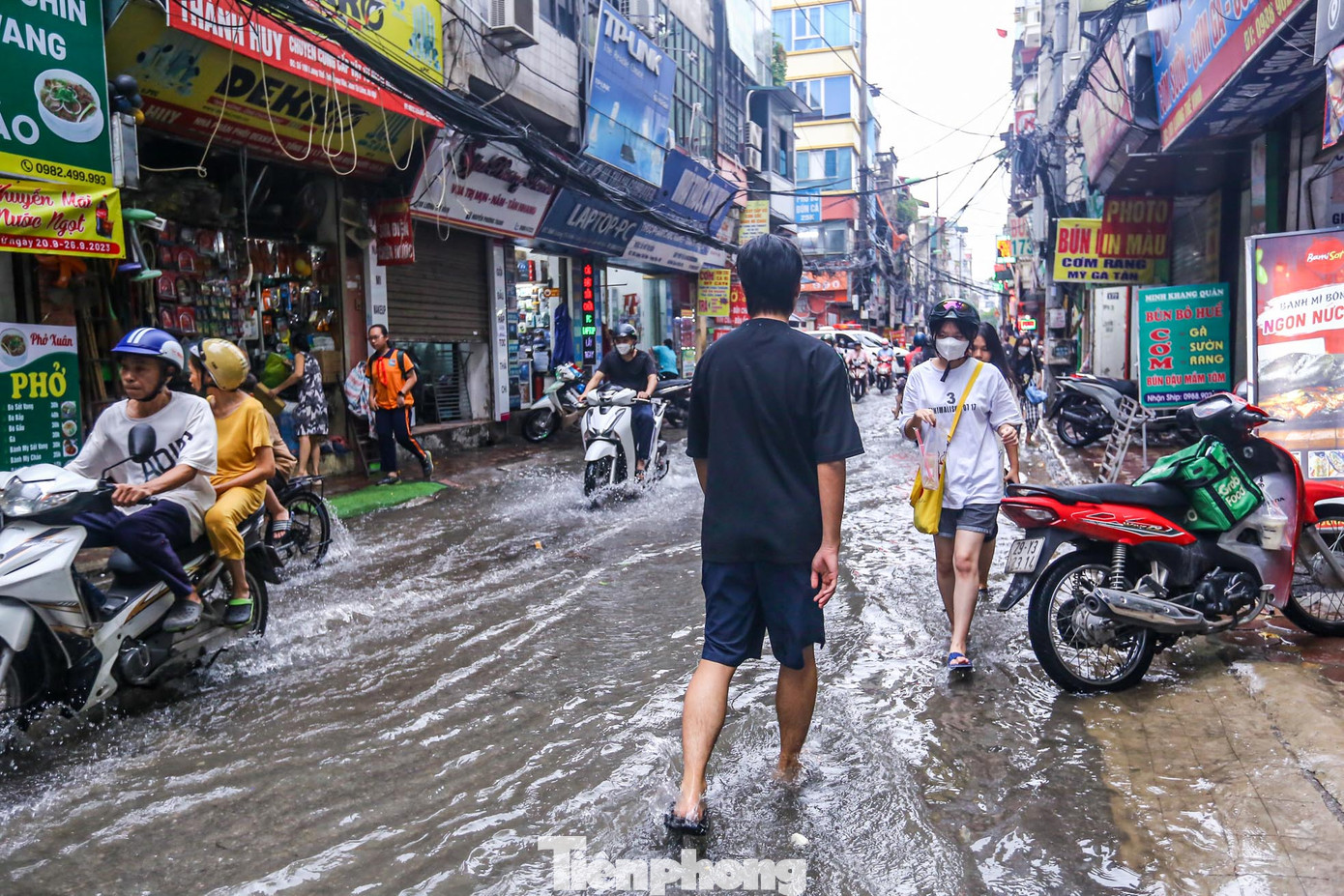 Theo người dân ở đây cho biết, cơn mưa lớn sáng nay khiến con phố nhanh chóng chìm trong biển nước, mực nước ngập sâu đến 1m.