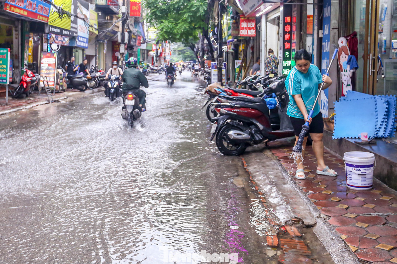 "Ở đây cứ mỗi khi mưa lớn là ngập, nay ngập sâu hơn, nước tràn cả vào nhà. Tôi đợi từ sáng đến chiều nước mới rút để có thể vệ sinh sạch sẽ. Cả ngày gần như không buôn bán được gì", chị Hiền ở đường Lương Thế Vinh chia sẻ.
