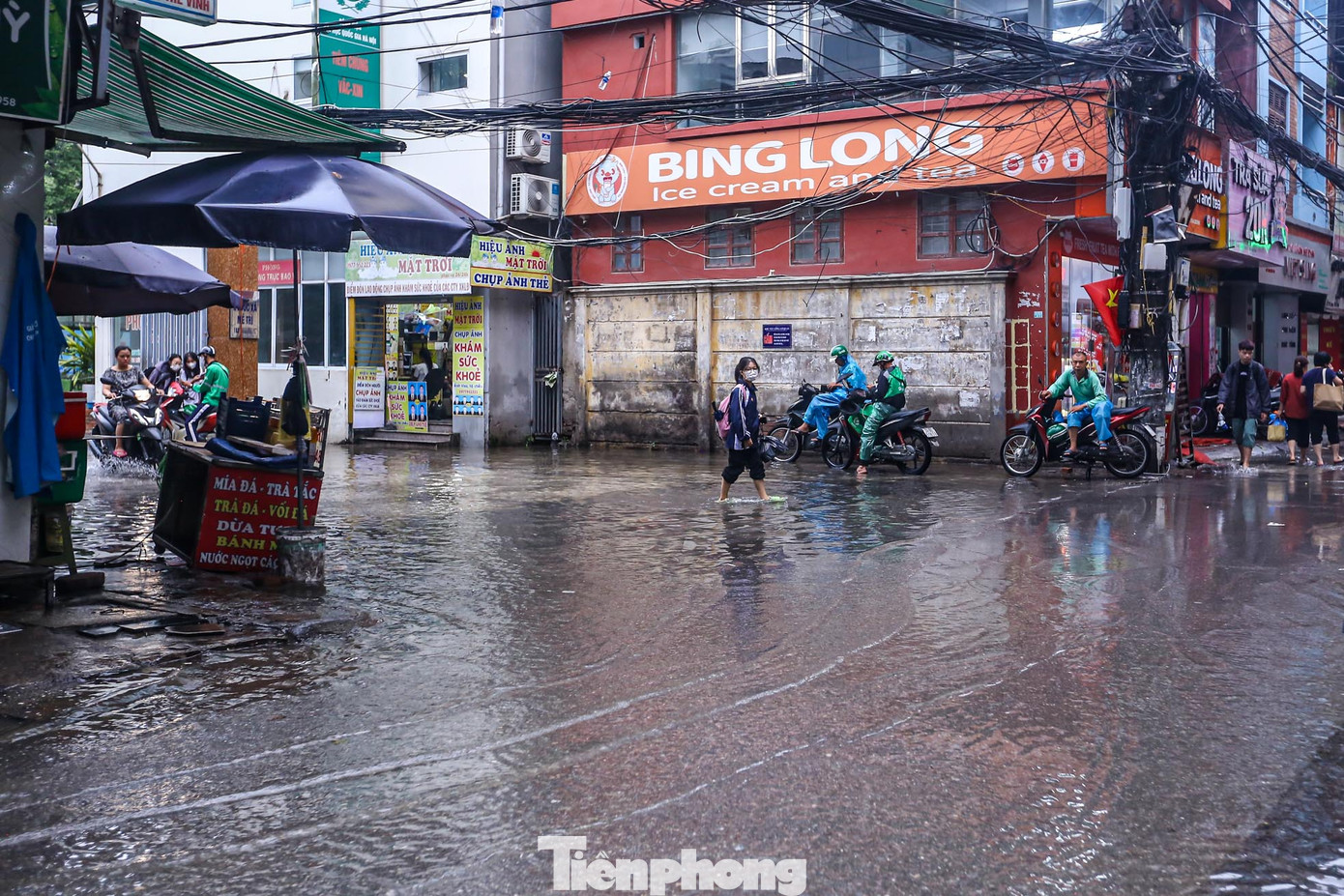 Tình trạng ngập úng còn diễn ra trước cổng KTX một trường đại học trên đường này.