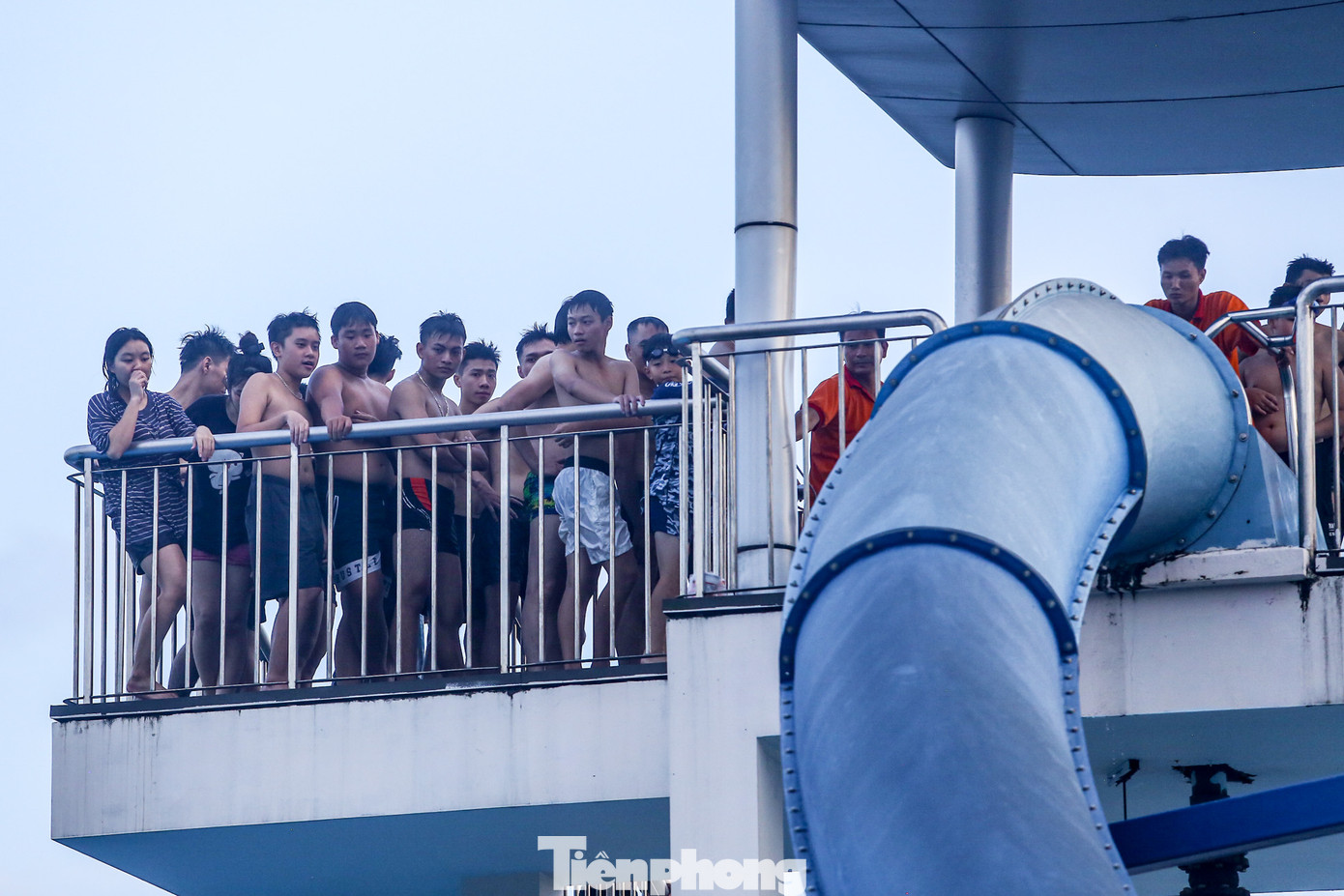 Người dân, du khách xếp hàng chờ chơi ống trượt nước. Phải mất 20 phút để đến lượt.