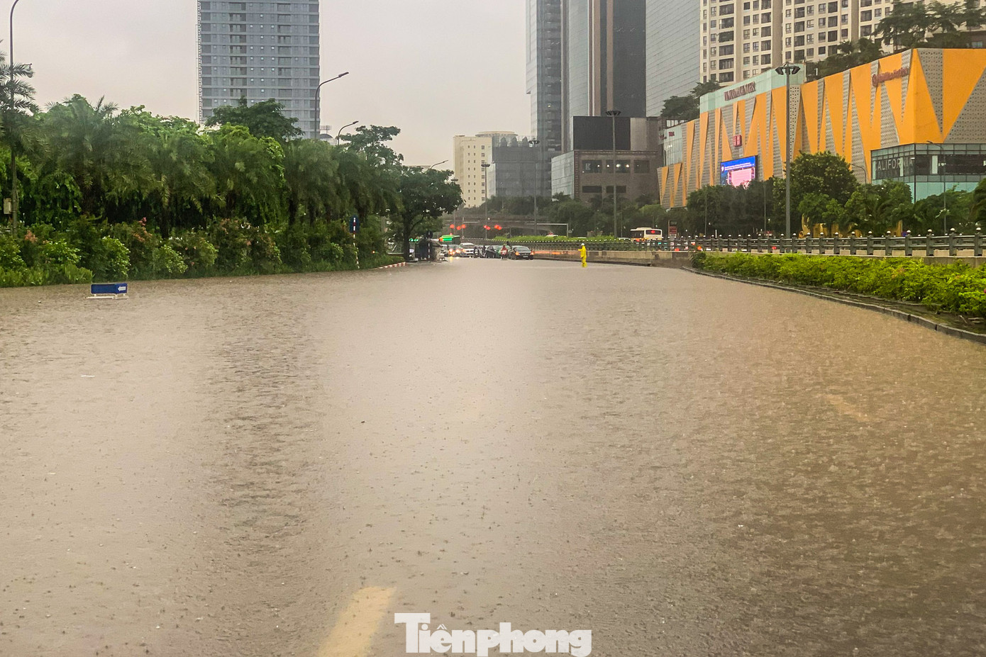 Phố Trần Duy Hưng ngập sâu trong nước sau vài giờ mưa lớn.