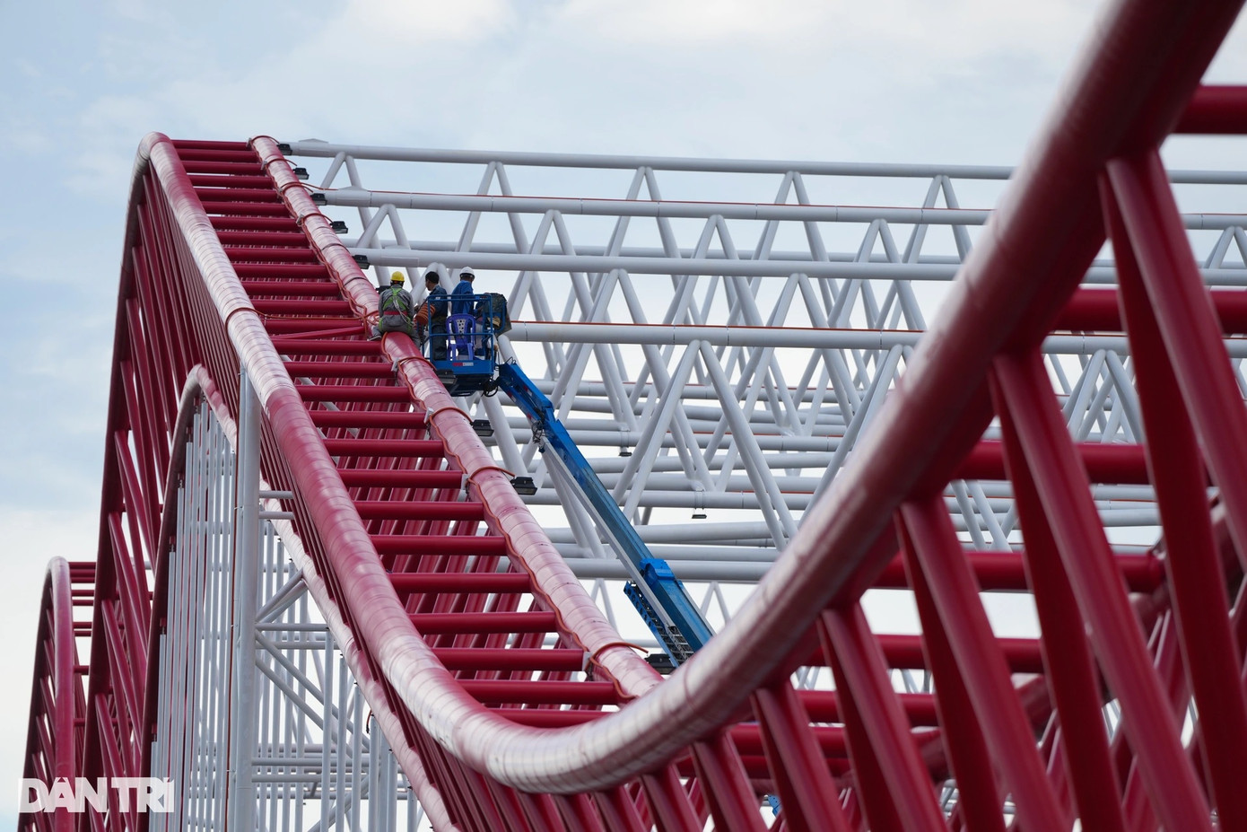 Mỗi bên cầu có hai giàn không gian tạo thành đôi cánh chim hải âu như ý tưởng thiết kế. Hai hệ giàn hai bên liên kết với nhau bằng hệ giằng ngang bằng thép ống. Dọc theo hai cánh là hệ thanh treo thép ống...