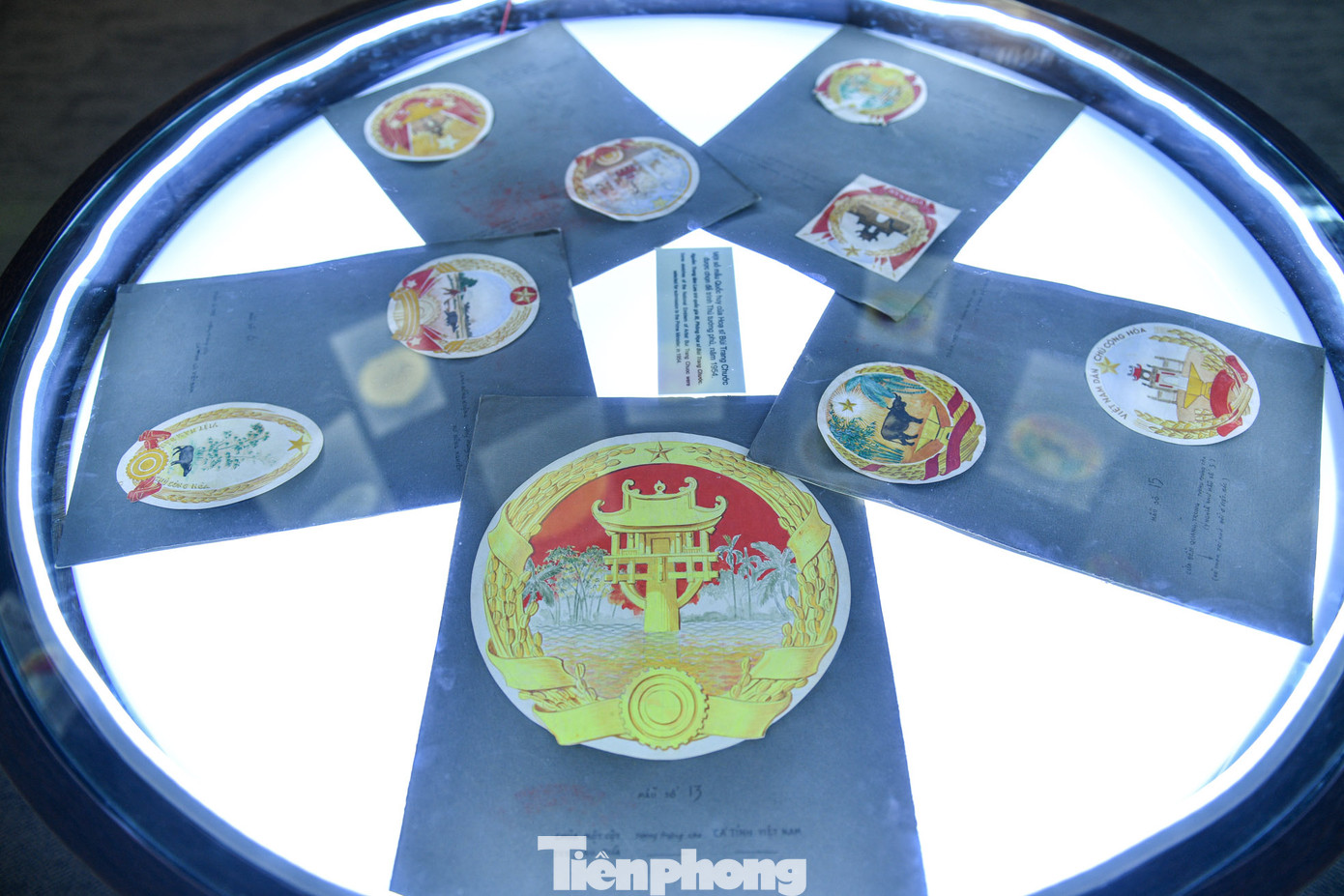 Trong ảnh là các mẫu Quốc huy được chọn. Có 15 bản được Ban Mỹ thuật - Ngành Văn nghệ Trung ương chọn gửi Bộ Tuyên truyền, trình Thủ tướng tháng 10/1954.