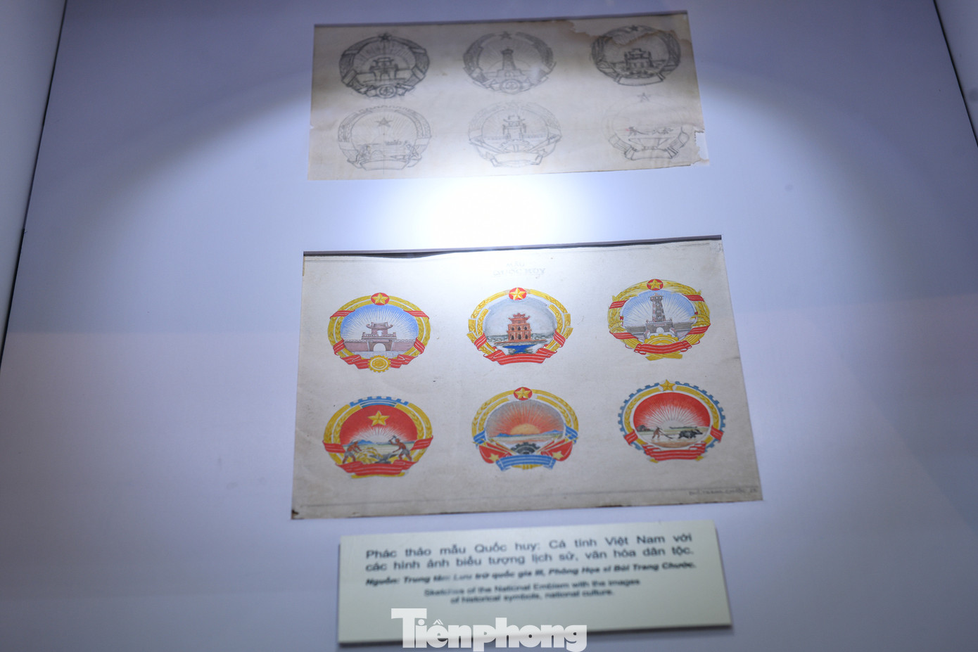 Sáng tạo mẫu Quốc huy của họa sĩ Bùi Trang Chước từ những nét phác thảo đầu tiên với những cây tre, con trâu, bông lúa… hay hình dáng đa dạng, màu sắc phong phú, chủ đề thân thuộc cùng những lời tự sự về hành trình sáng tác mẫu Quốc huy của họa sĩ.