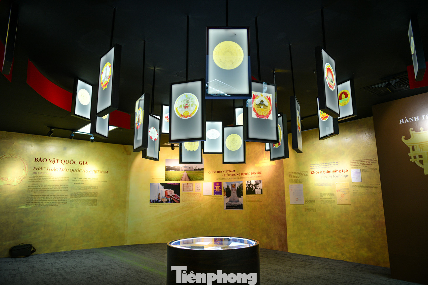 Quá trình hình thành, ra đời của Quốc huy Việt Nam là câu chuyện đặc biệt gắn liền với lịch sử đất nước và hành trình đấu tranh, bảo vệ dân tộc, đồng thời cũng là câu chuyện đầy thú vị, gắn với cuộc đời, sự nghiệp của họa sĩ tài năng Bùi Trang Chước.