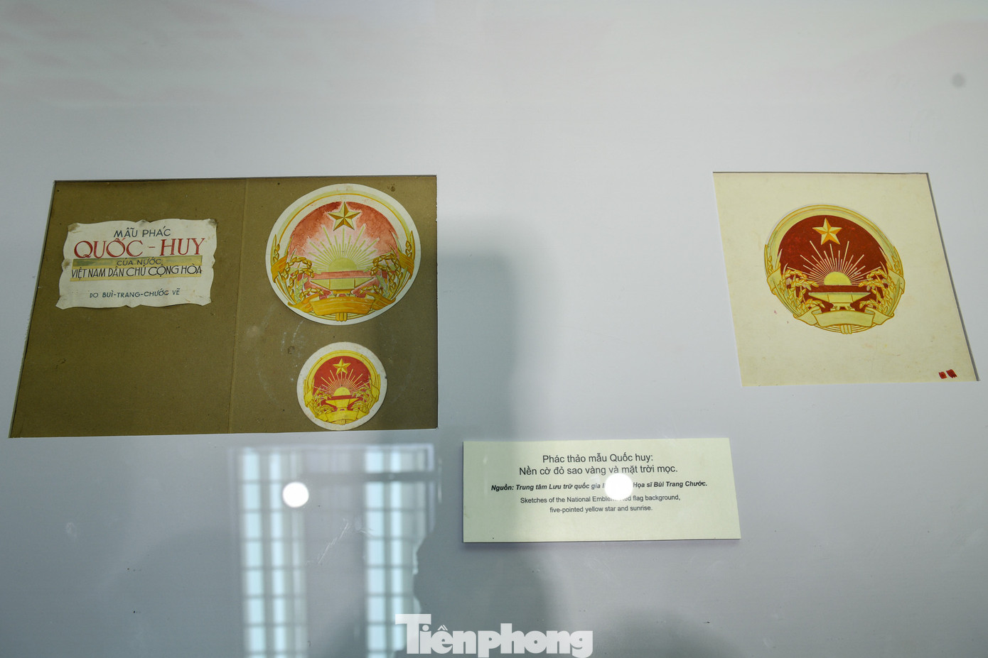 Phác thảo mẫu Quốc huy với nền cờ đỏ sao vàng và mặt trời mọc.