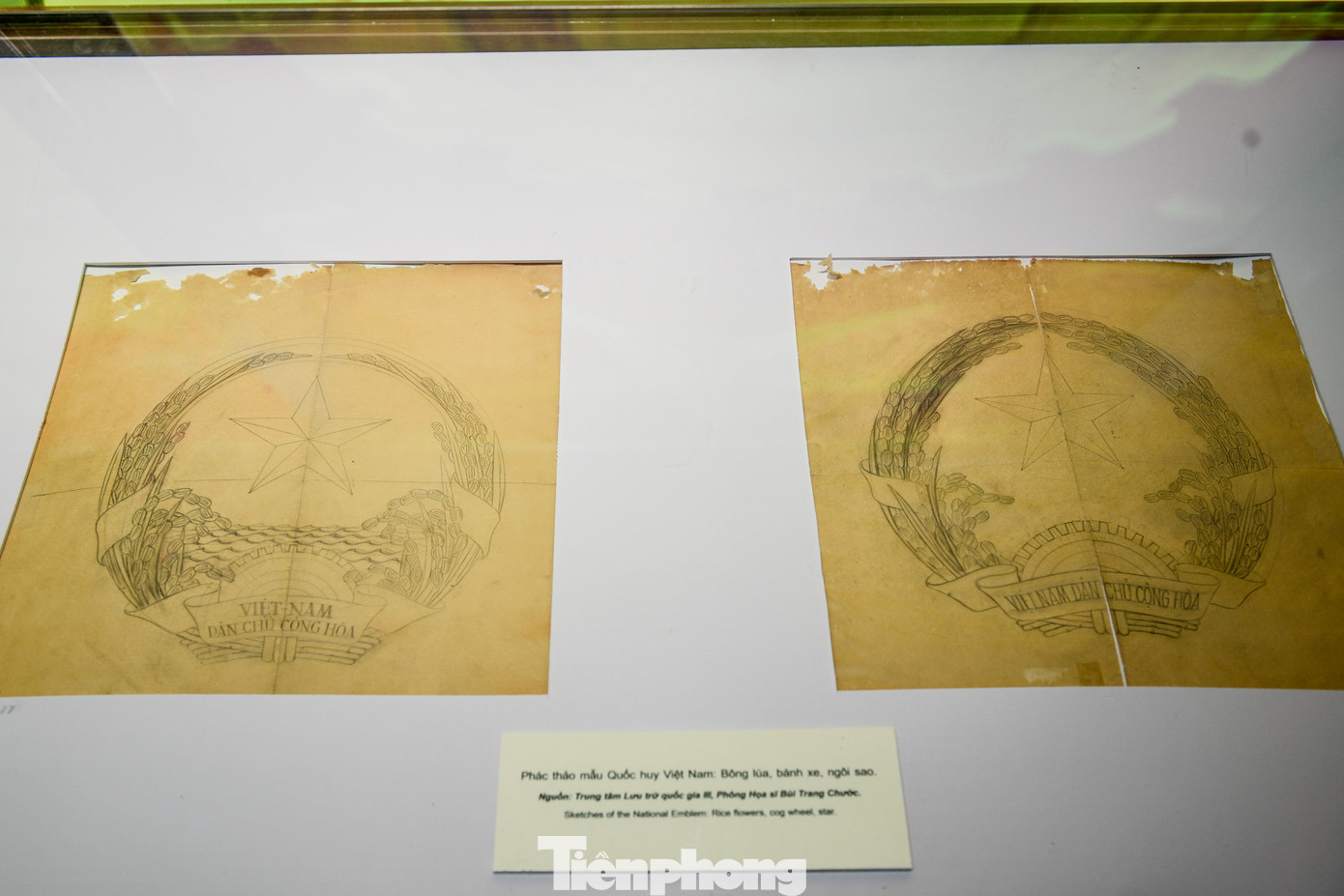 Sau những lần được đề nghị chỉnh sửa, đến tháng 9/1955, Họa sĩ Bùi Trang Chước đã hoàn thành mẫu Quốc huy cuối cùng gồm 1 bản màu và 2 bản tách màu đen trắng để trình tại kỳ họp thứ 5, Quốc hội khóa I.