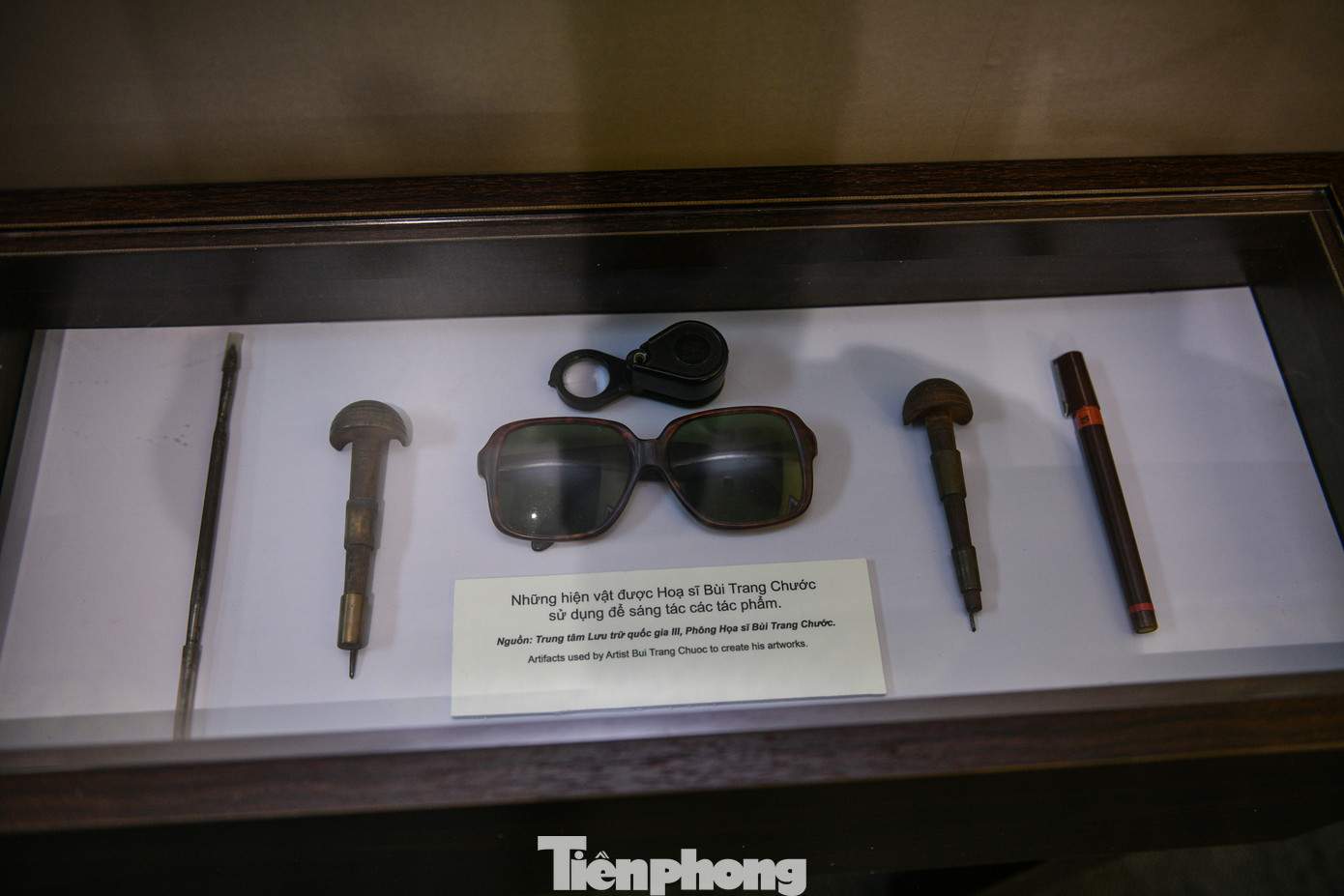 Những hiện vật được họa sĩ Bùi Trang Chước sử dụng để sáng tác các tác phẩm.