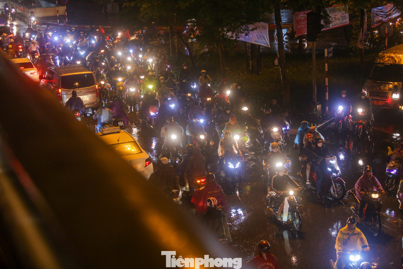 Một làn xe bất chấp đi ngược chiều đoạn dài để thoát "ma trận" tắc đường.