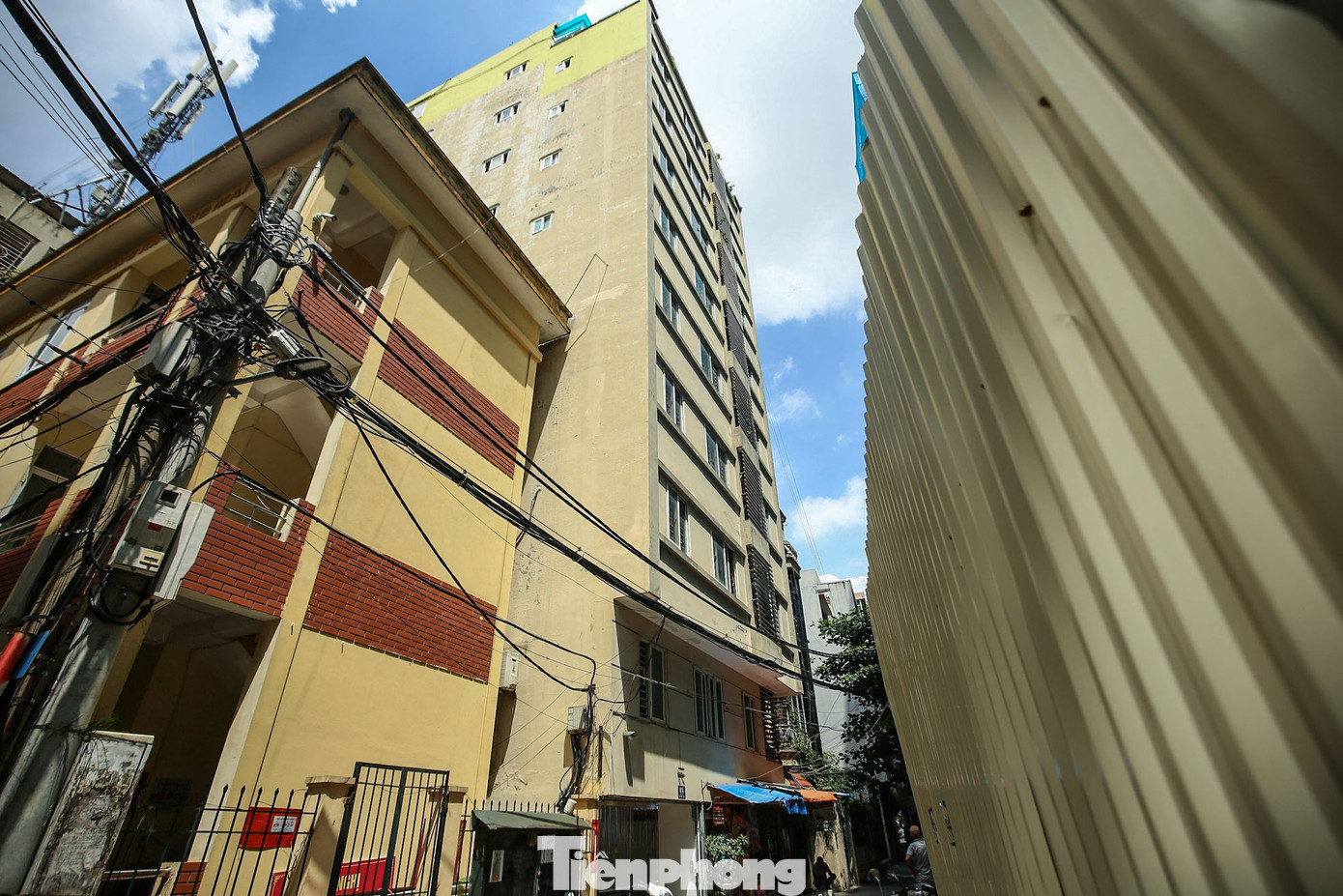 Tương tự, chung cư mini 10 tầng của ông Nghiêm Quang Minh ở số 26, ngõ 203 Trường Chinh (Khương Mai, quận Thanh Xuân) cao chót vót, vượt trội so với những nhà bên cạnh trong khu vực.