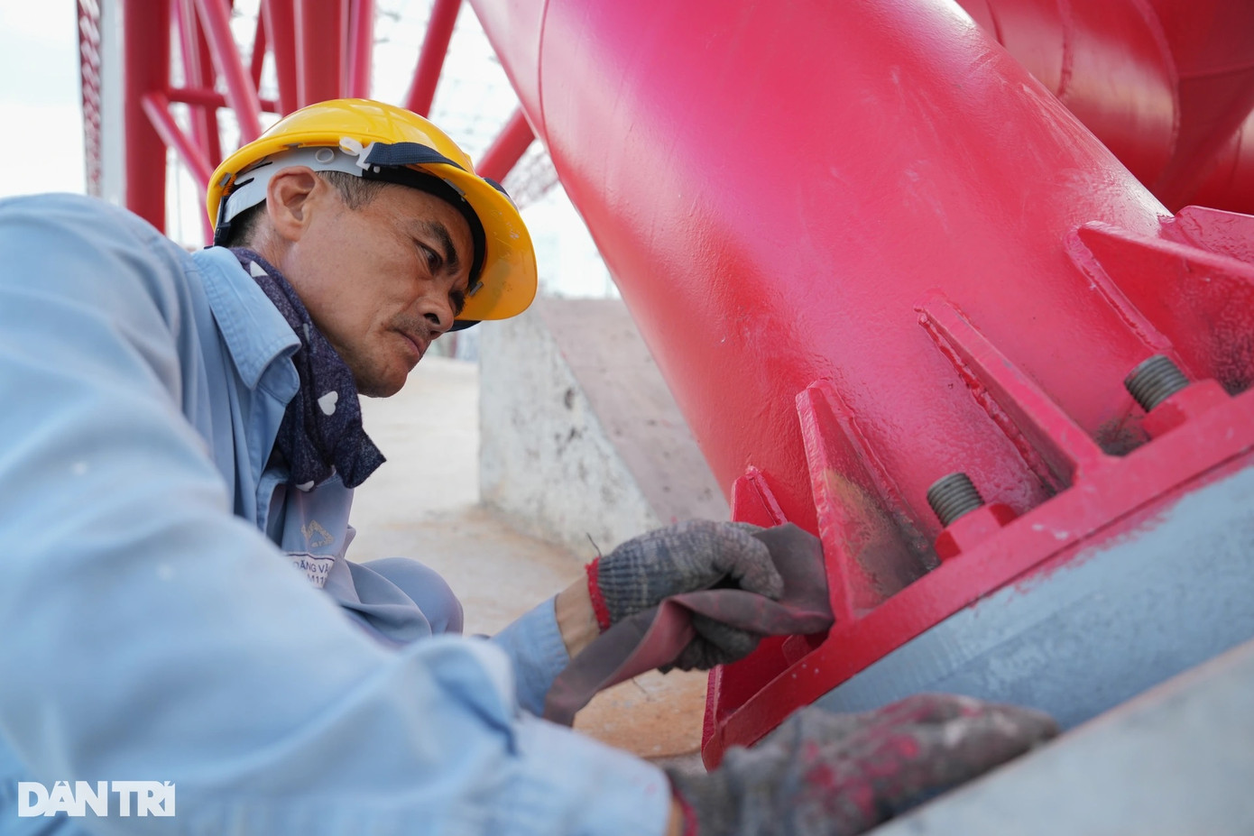 Về thiết kế, khung chính là giàn không gian với 3 nhánh chính bằng ống thép Ø 500mm uốn cong thành hình cánh chim, liên kết với nhau bằng các ống thép Ø 200mm tạo thành từng nhóm tứ diện để bảo đảm chịu lực.