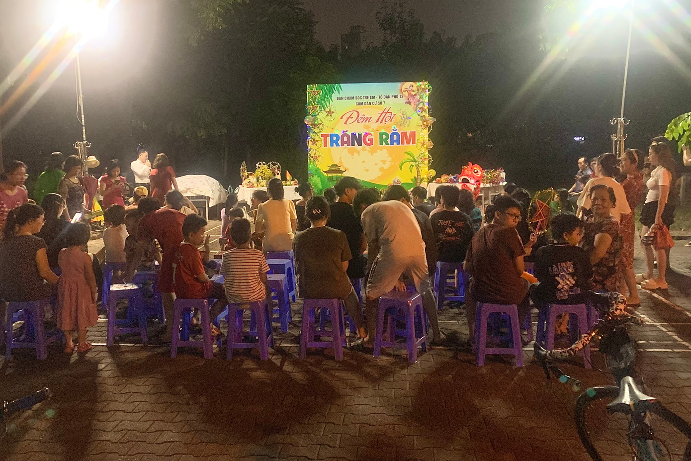 Một góc vườn hoa Trần Quang Diệu (quận Đống Đa) được tận dùng làm nơi tổ chức "Đêm hội trăng rằm" cho các cháu thiếu nhi trong tổ dân phố. Một góc vườn hoa Trần Quang Diệu (quận Đống Đa) được tận dùng làm nơi tổ chức "Đêm hội trăng rằm" cho các cháu thiếu nhi trong tổ dân phố.