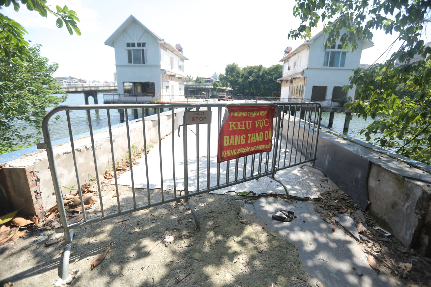 Khu nhà xây sai phép giữa hồ, từng là một quán karaoke, đã được cơ quan chức năng phá dỡ.