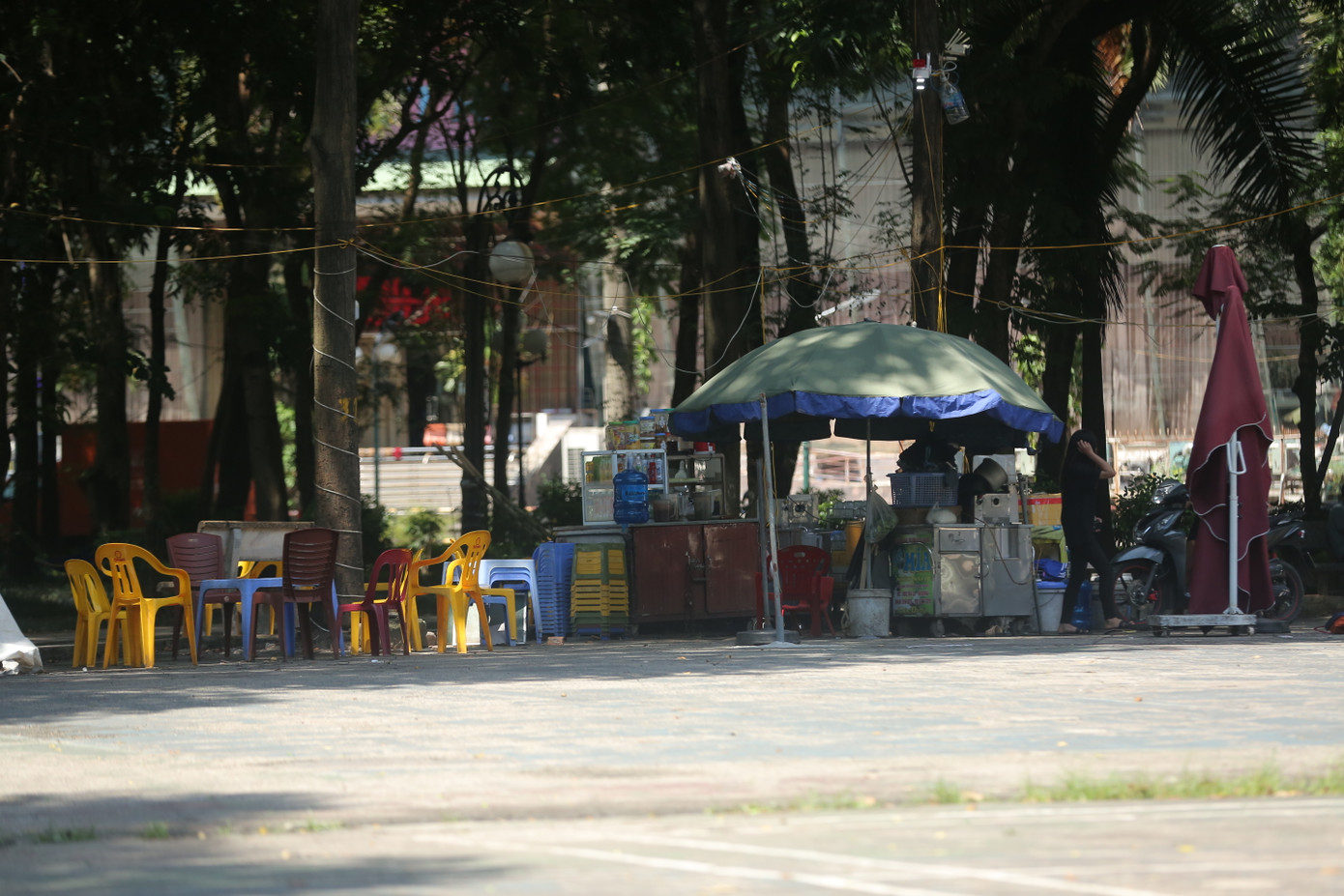 Quán nước, trà đá vẫn đang hoạt động trong công viên tại các lối đi, không gian của người đi bộ.