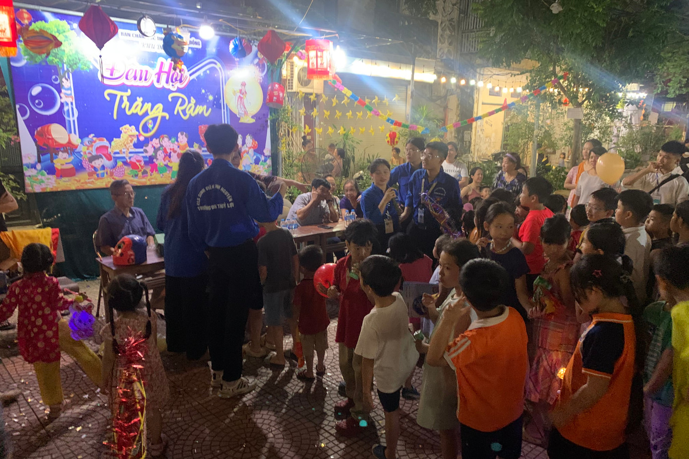 Các em nhỏ xếp hàng nhận những món quà từ đoàn thanh niên. Các em nhỏ xếp hàng nhận những món quà từ đoàn thanh niên.