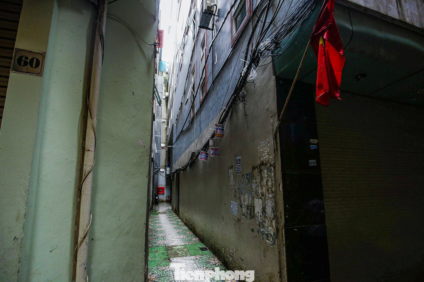 Tại quận Đống Đa, công trình được cấp giấy phép xây dựng năm 2017 đứng tên ông Nghiêm Quang Minh và bà Tr. ở địa chỉ số 58B+58C, ngõ 117 Thái Hà. Công trình này được cấp giấy phép xây dựng 6 tầng, 1 tum, tỷ lệ xây dựng 70% trên diện tích đất là 210 m2.