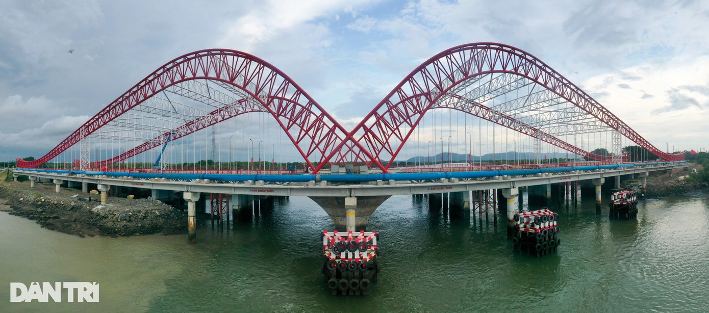 Dịp lễ 2/9 năm nay, du khách tham quan, nghỉ dưỡng tại TP biển Vũng Tàu sẽ được chiêm ngưỡng vẻ đẹp của công trình "Cánh chim hải âu" tại cầu Cỏ May bắc qua sông Cỏ May, nằm trên Quốc lộ 51. Cây cầu có chiều dài 258m, rộng 30m hứa hẹn tạo sức hút của du khách đến với Vũng Tàu trong thời gian tới.