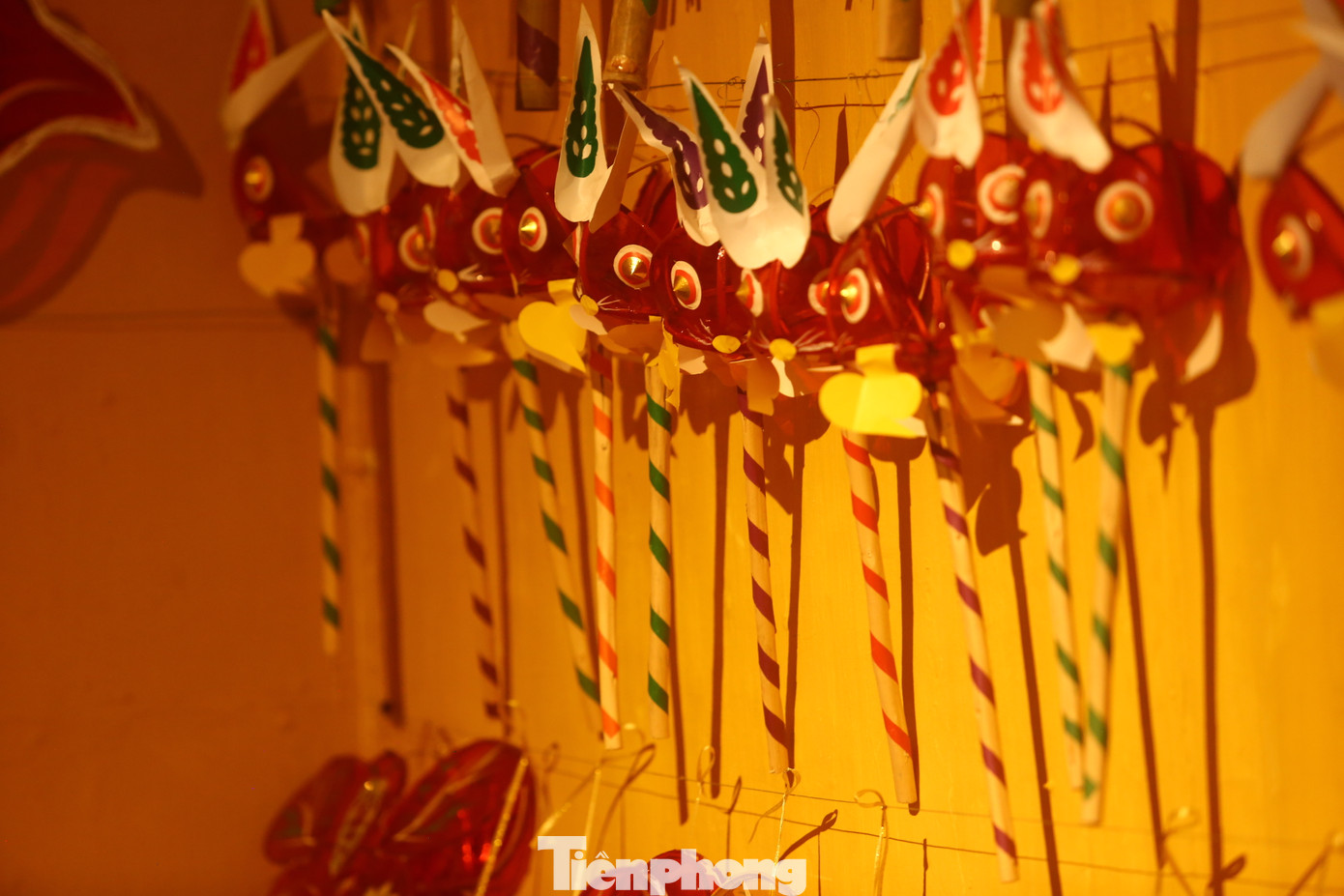 Cây đèn Trung thu truyền thống đã in sâu vào ký ức của bao thế hệ người Việt.