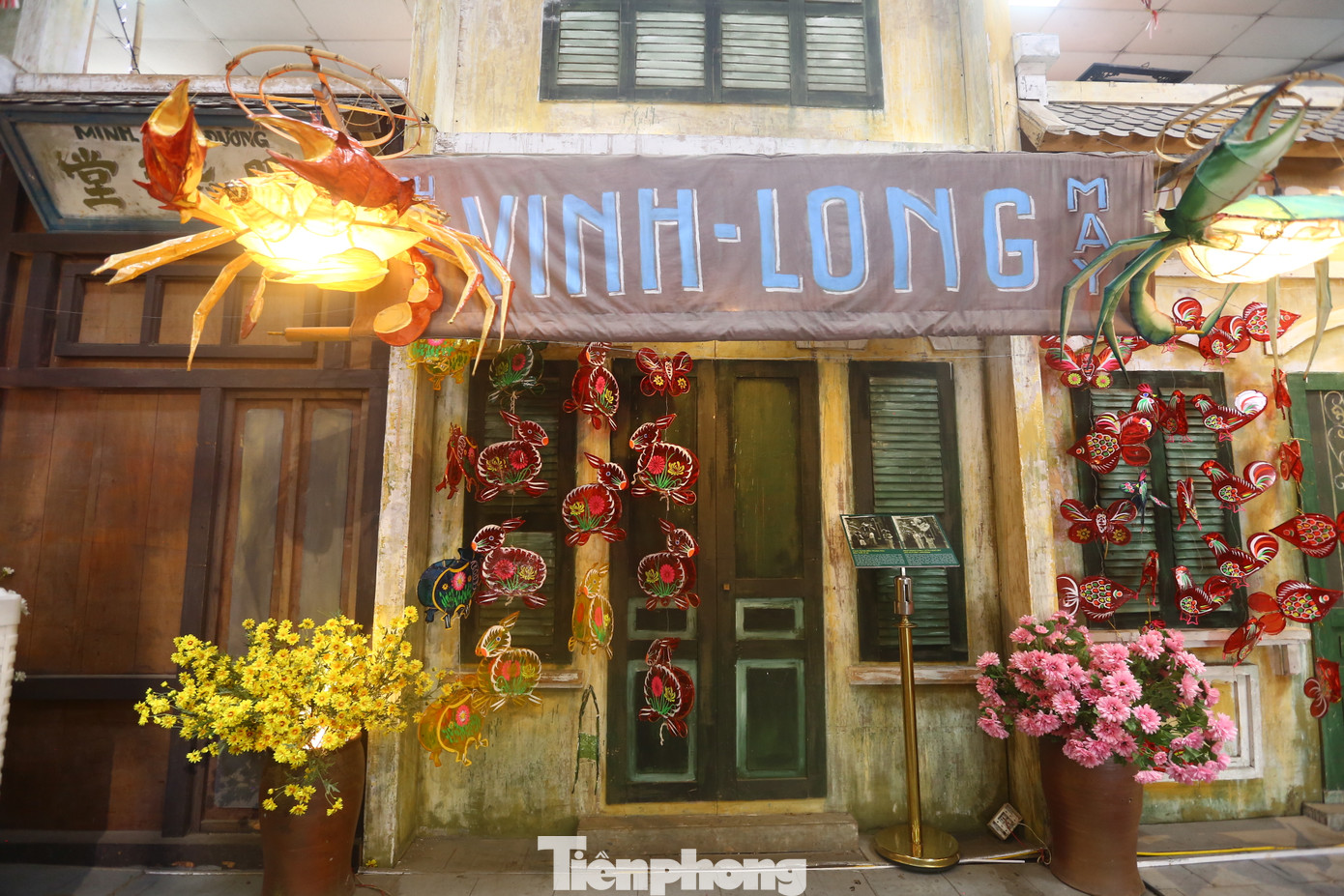 Đặc biệt, Trung tâm Bảo tồn di sản Thăng Long – Hà Nội đã phối hợp với nhà nghiên cứu văn hóa Trịnh Bách cùng nghệ nhân các làng nghề chuyên làm đèn Trung thu xưa để phục dựng các mẫu đèn cổ đã bị thất truyền.