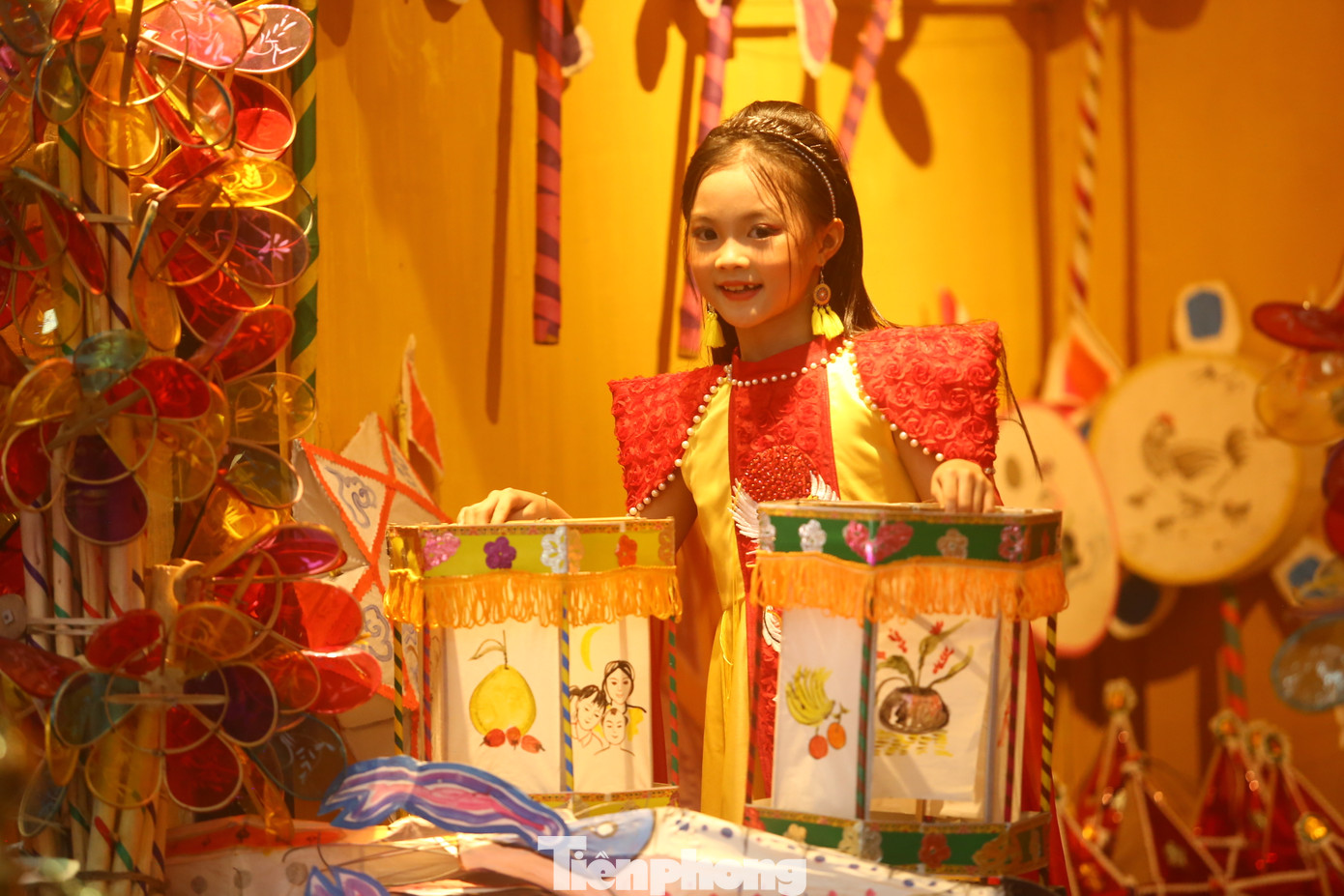 Đến tham quan khu trưng bày, các em thiếu nhi sẽ hiểu biết thêm về những loại đồ chơi xưa, trân trọng văn hóa của dân tộc mình.