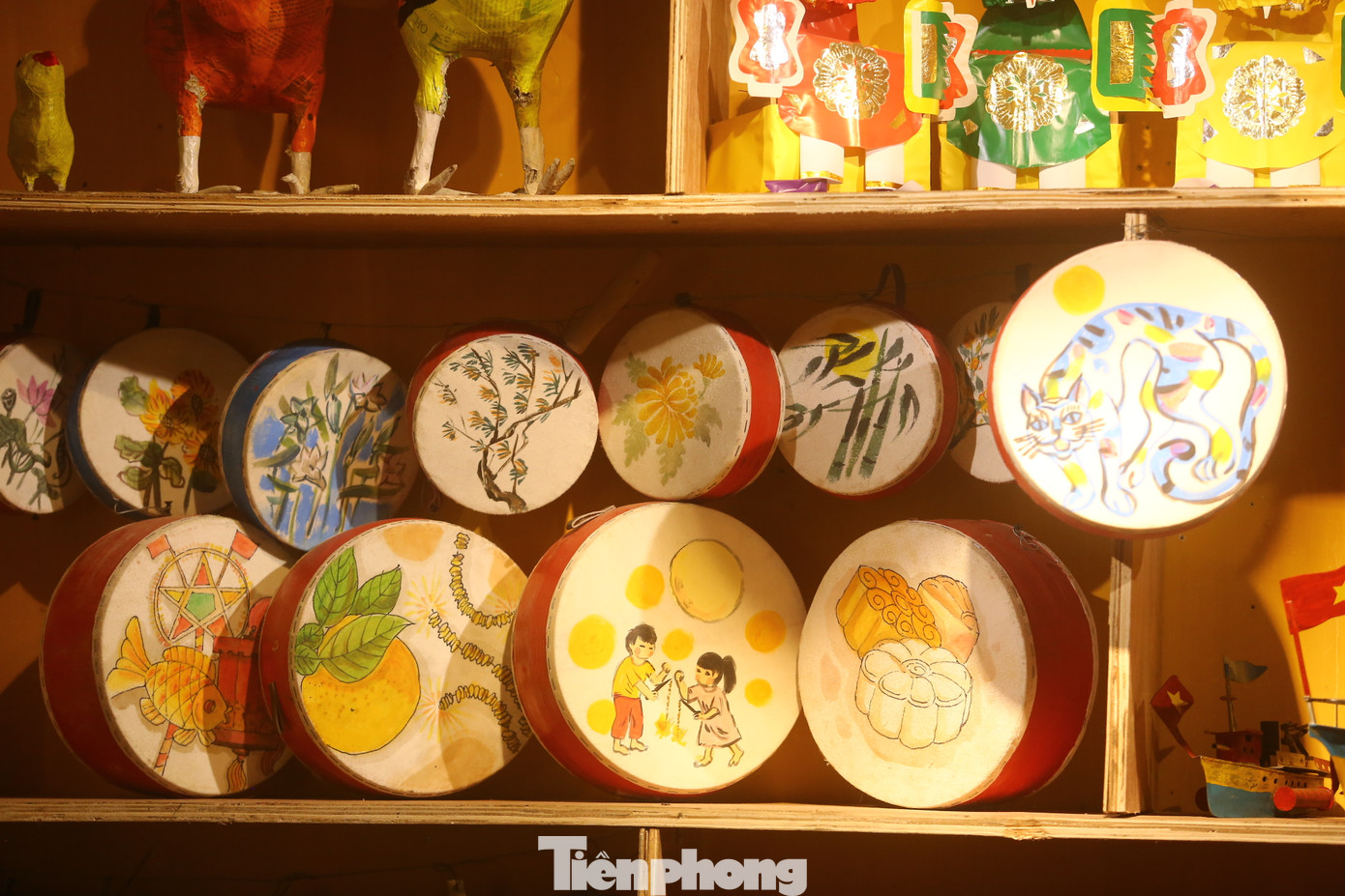 Bộ trống ếch với các họa tiết các con vật, hình ảnh rước đèn, đêm rằm xưa.