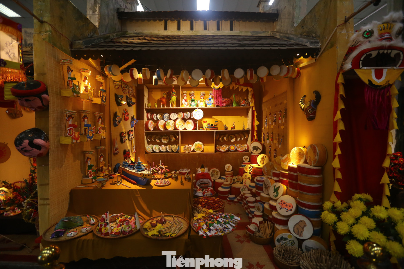 Gian hàng bày biện những món đồ chơi Trung thu truyền thống với những màu sắc rực rỡ từ những vật liệu thủ công.