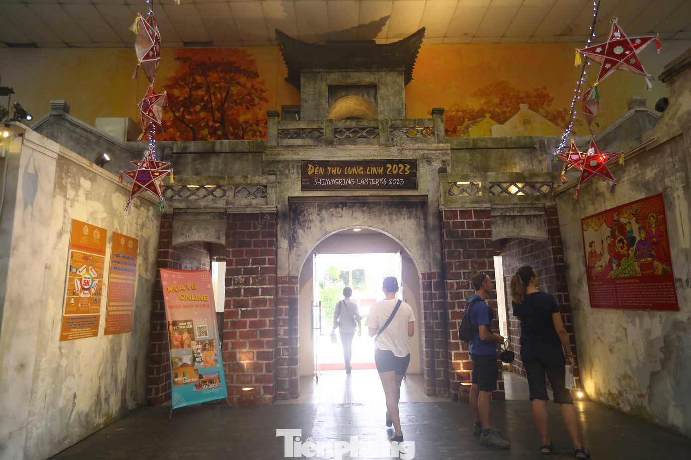 Chương trình "Vui Tết Trung thu" năm 2023 với chủ đề “Đèn thu lung linh” đang được tổ chức tại Hoàng Thành Thăng Long tái hiện những hình ảnh, âm thanh tươi mới, rộn rã của Trung thu truyền thống, mang lại cho thiếu nhi thủ đô những trải nghiệm, hiểu biết về lịch sử văn hóa nói chung và Tết Trung thu truyền thống nói riêng.