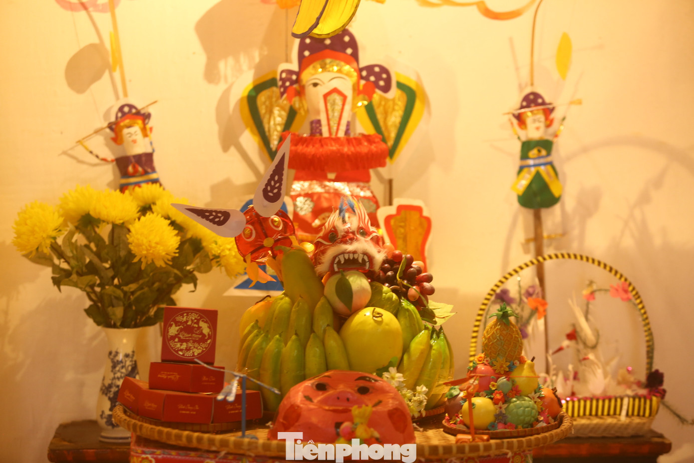 Mâm ngũ quả cùng với các loại bánh được bày biện giống như cách những người dân thế hệ đầu thế kỷ XX.