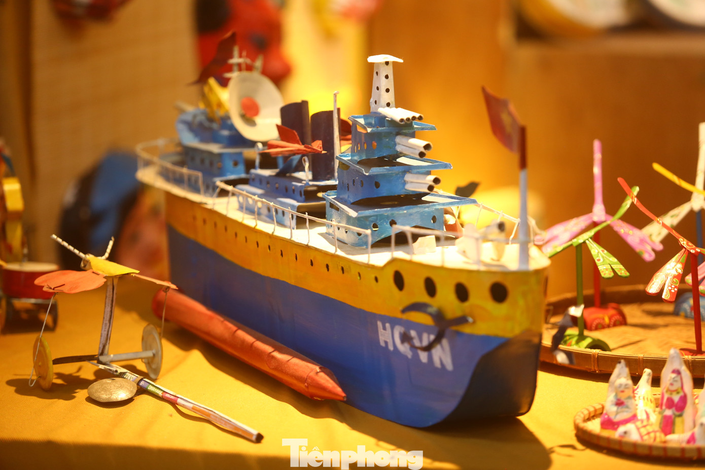 Tàu thủy sắt tây, món đồ chơi trong ký ức của thế hệ 8x, đầu 9x.