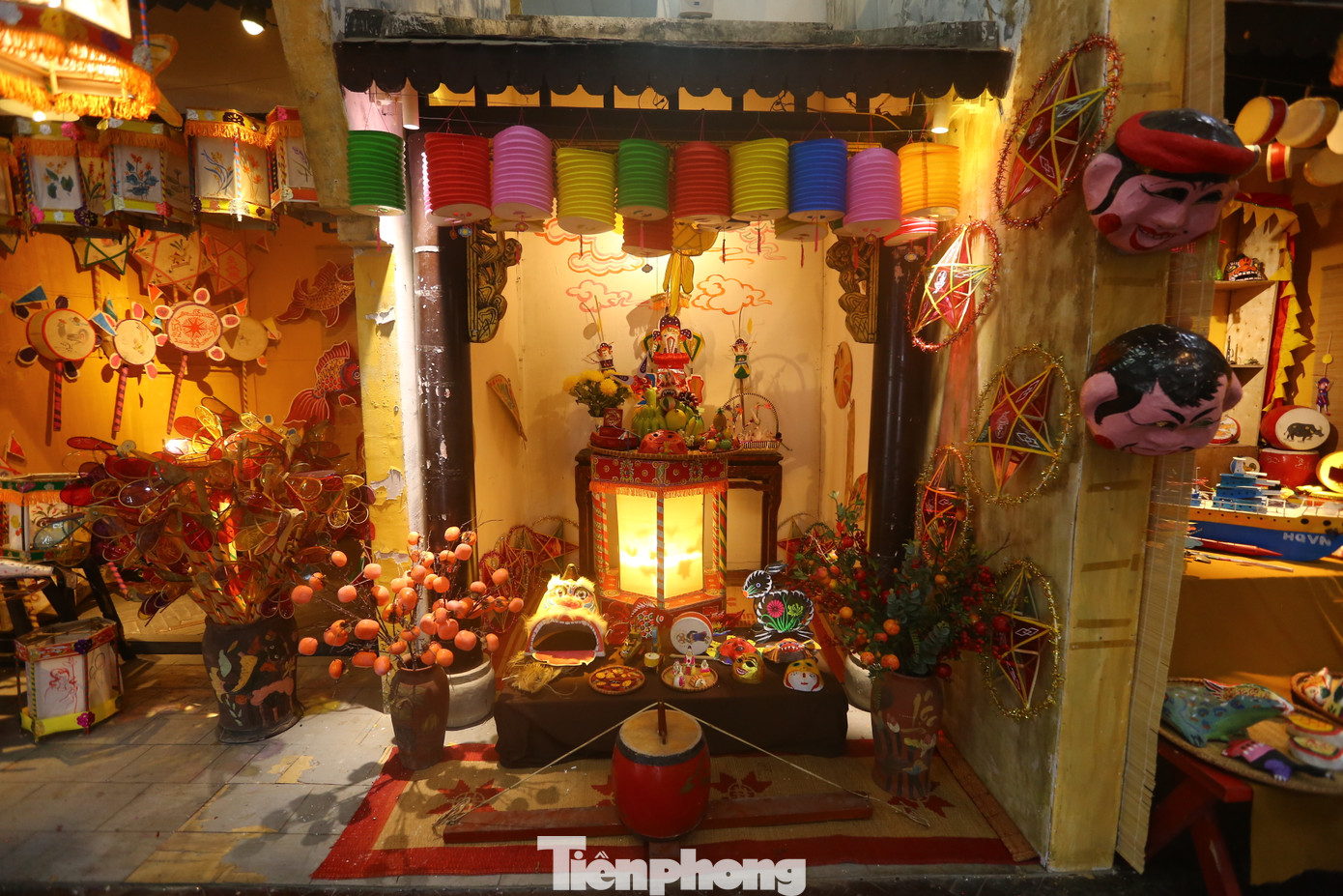 Mâm cỗ Trung thu xưa với trọng tâm là ông tiến sĩ giấy thể hiện mong ước con cháu mình học giỏi, thành đạt.