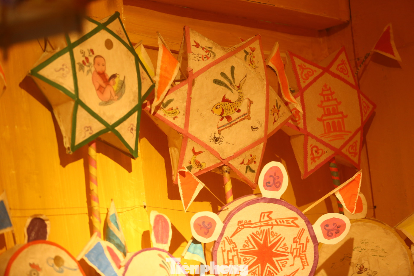 Những chiếc đèn ông sao thủ công bằng giấy.