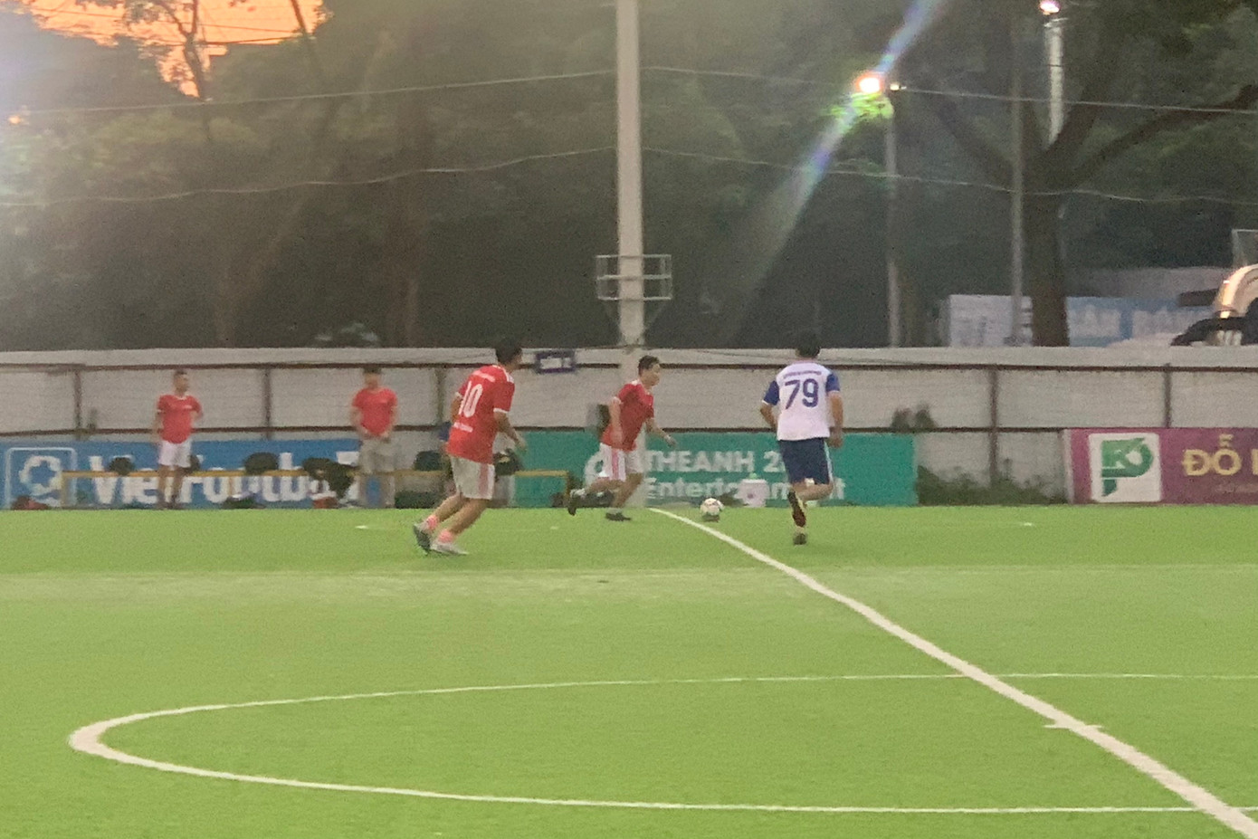 Theo ghi nhận, tại khu đất này là sân bóng mini “khủng” với 4 sân bóng đá 7 người. Tuy mới chỉ đưa vào hoạt động trong vài tháng gần đây nhưng những khung "giờ vàng" đã được đặt cố định theo tháng và hết chỗ. Trong vai khách hàng có nhu cầu thuê sân bóng đá, PV được quản lý sân tiết lộ, khung giờ 17h30-19h; 19h-20h30, giá tiền thuê 1 sân ở đây là 1 triệu đồng/sân 7 người, khung giờ 20h30-10h là 600.000 đồng.