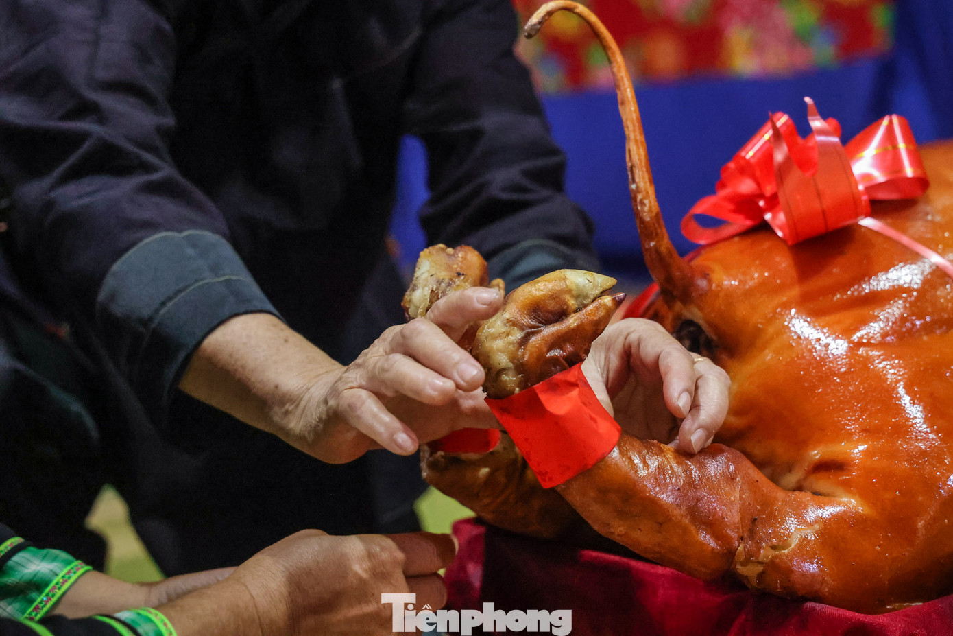 Theo phong tục của người Nùng, trong lễ đón dâu nhất định phải có lợn quay.