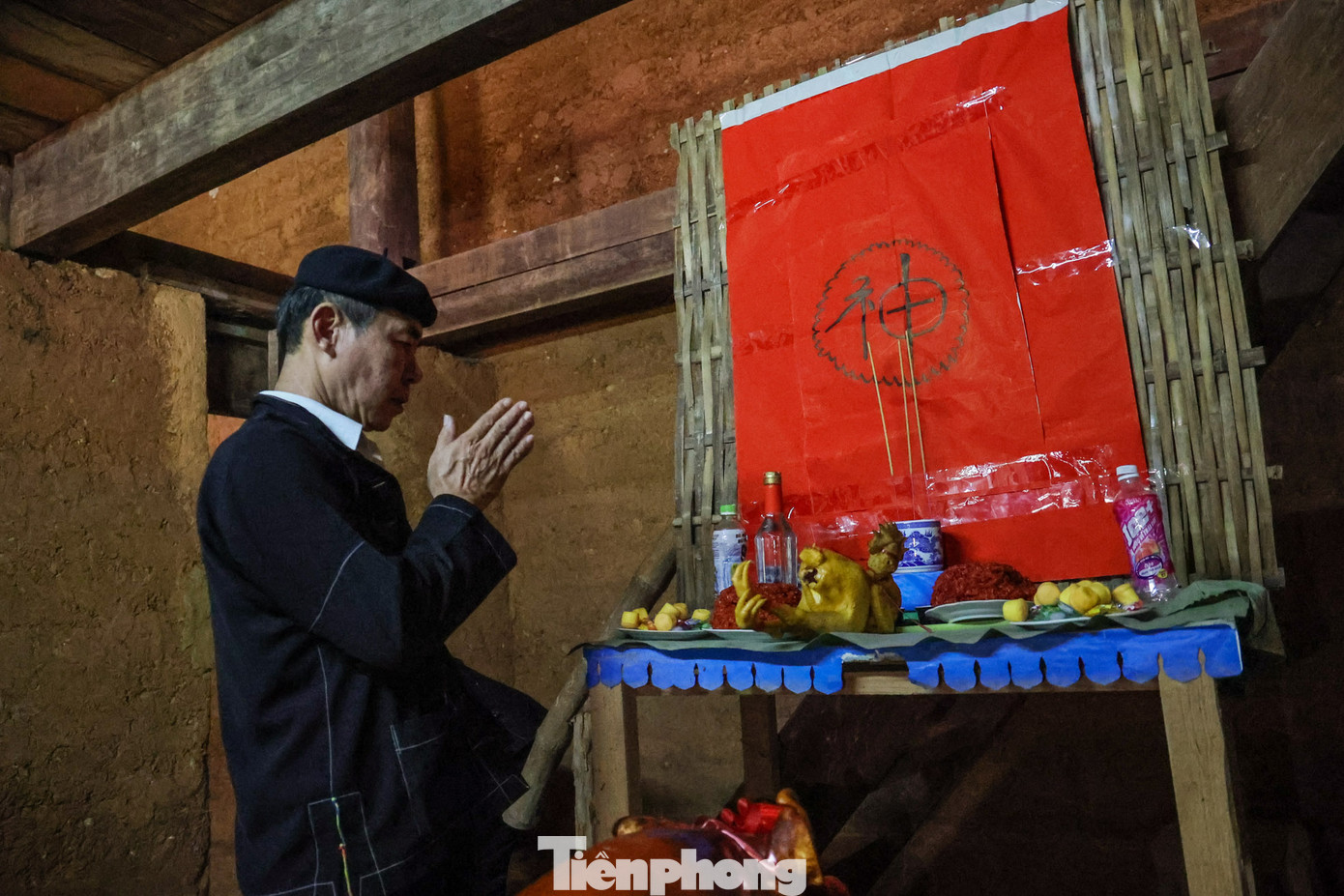 Tiếp đó ông mối làm nghi lễ cúng trước sân. Chú rể thực hiện một số nghi thức với ý nghĩa bảo vệ sự bình an cho gia đình.