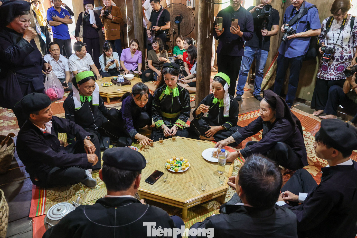 Hai họ cùng vui hát Sli và Cỏ lẩu đám cưới để chúc phúc cho cô dâu, chú rể có cuộc sống viên mãn, hạnh phúc trọn đời bên nhau.