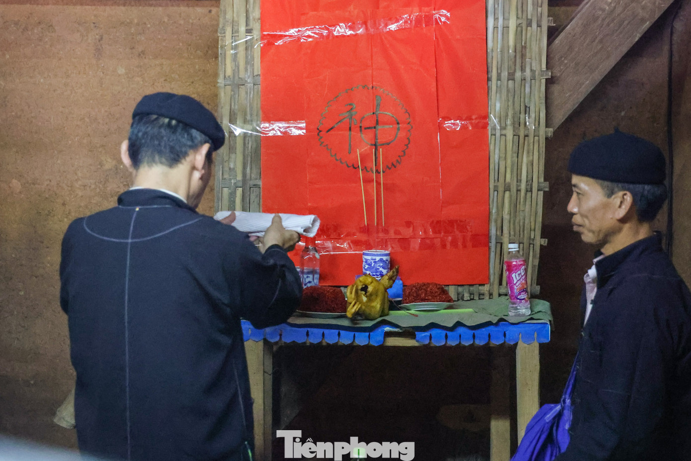 Ông mối (nhà trai) và ông đưa (nhà gái) làm lễ bổ cau và trao giấy ghi số mệnh của cô dâu.