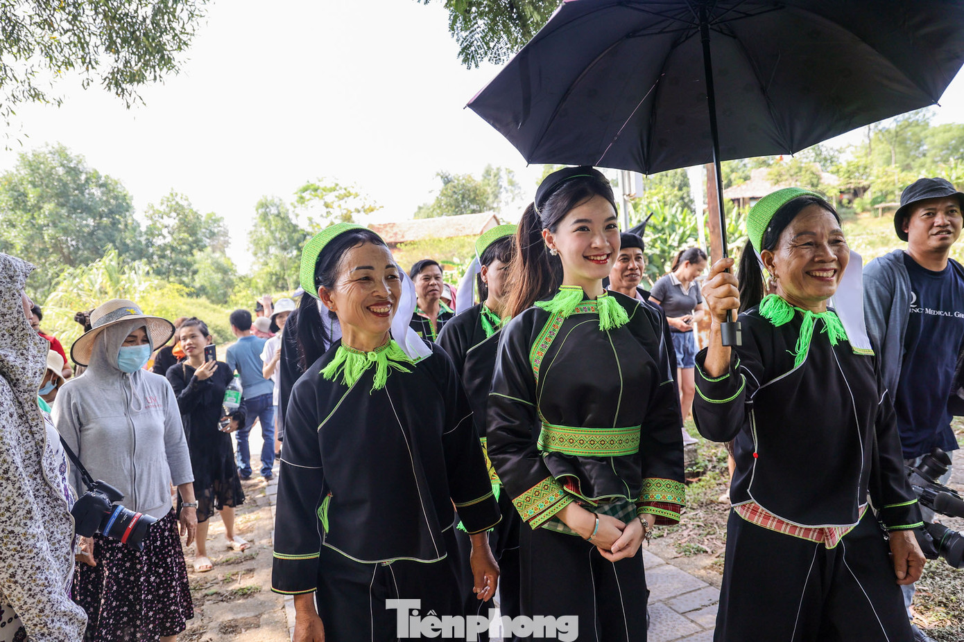 Theo phong tục, ngày xưa có nhiều dã thú và đề phòng bất trắc, nhà trai rước dâu sẽ đi trước, sau đó một đoạn lại quay lại đón dâu với ý nghĩa bảo vệ sự bình an, rồi tiếp tục hành trình.