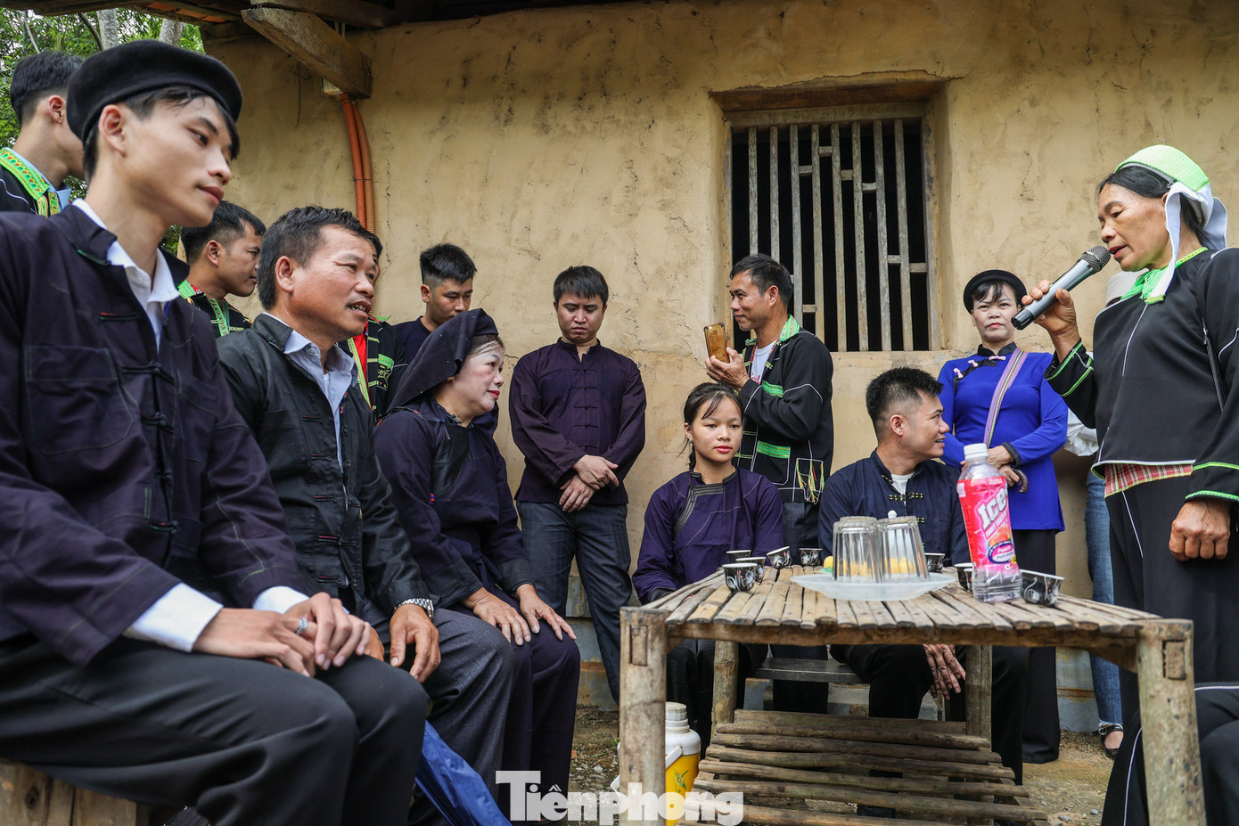 Trong khi đợi người lớn làm lễ trong nhà, chú rể và đoàn đón dâu giao lưu với nhà gái.