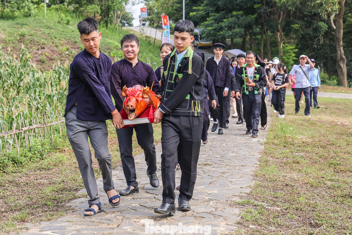Nhà trai mang lễ vật sang nhà gái xin dâu. Đoàn đón dâu gồm: người gánh sính lễ, ông mối (gọi ông mòi); cô đón (nàng tẳng); chú rể (pò khưi) và phù rể (khơi pợn). Lễ đón dâu của người Nùng phải đúng thời gian quy định như đã ước hẹn trong lễ ăn hỏi. Đoàn đón dâu của người Nùng thường là 6, 8 hoặc 10 người. Bởi theo quan niệm dân gian của người Nùng, số chẵn là số may mắn (đủ đôi, đủ cặp).
