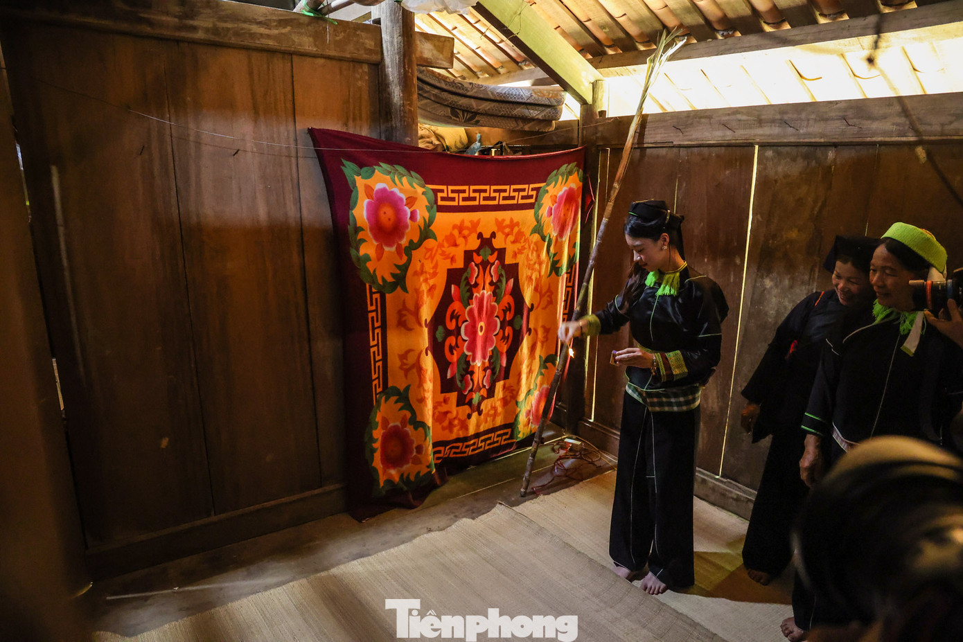 Cô dâu được đưa vào buồng tân hôn, thực hiện nghi lễ đốt bốn que diêm trải bốn góc tường, với ý nghĩa tẩy uế và cầu sự ấm áp, tràn đầy yêu thương.