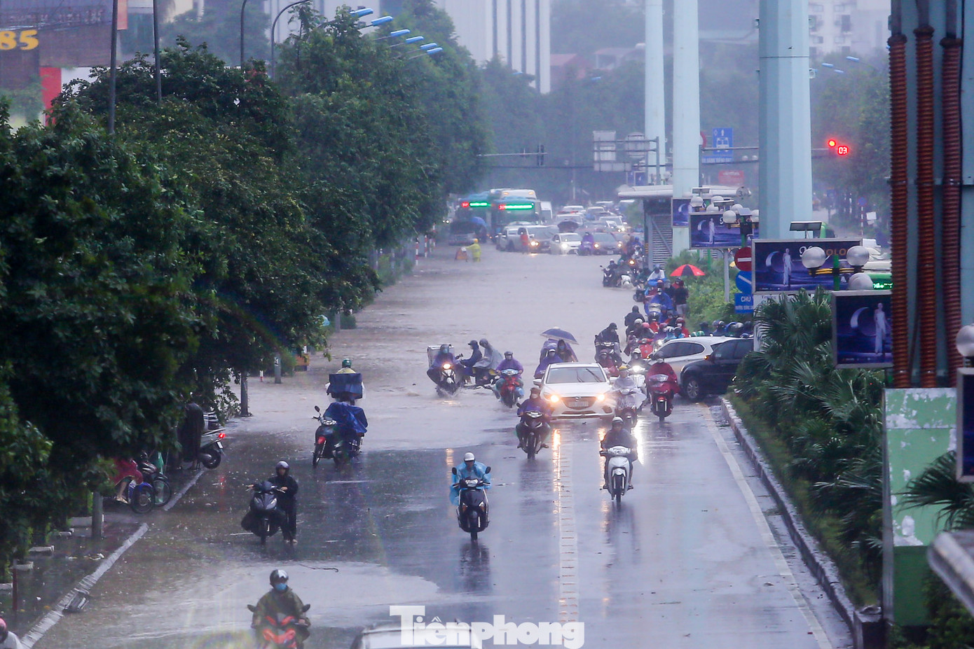 Ghi nhận của PV, nhiều tuyến phố, cửa ngõ Thủ đô như Tố Hữu, Trần Duy Hưng, Đại lộ Thăng Long... đều "chìm" trong nước, giao thông tê liệt, ùn tắc kéo dài, các phương tiện chỉ có thể "chôn chân" tại chỗ.