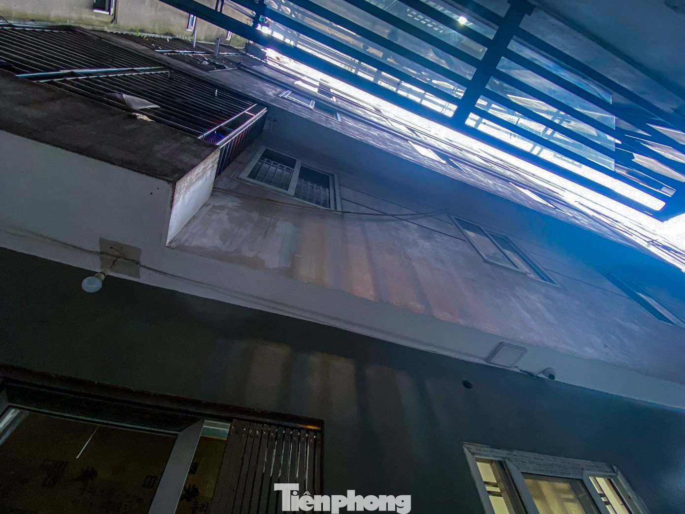 Công trình được xây dựng sâu trong ngõ, ngách nhỏ, nếu xảy ra cháy nổ sẽ gây khó khăn cho công tác chữa cháy và cứu nạn cứu hộ.