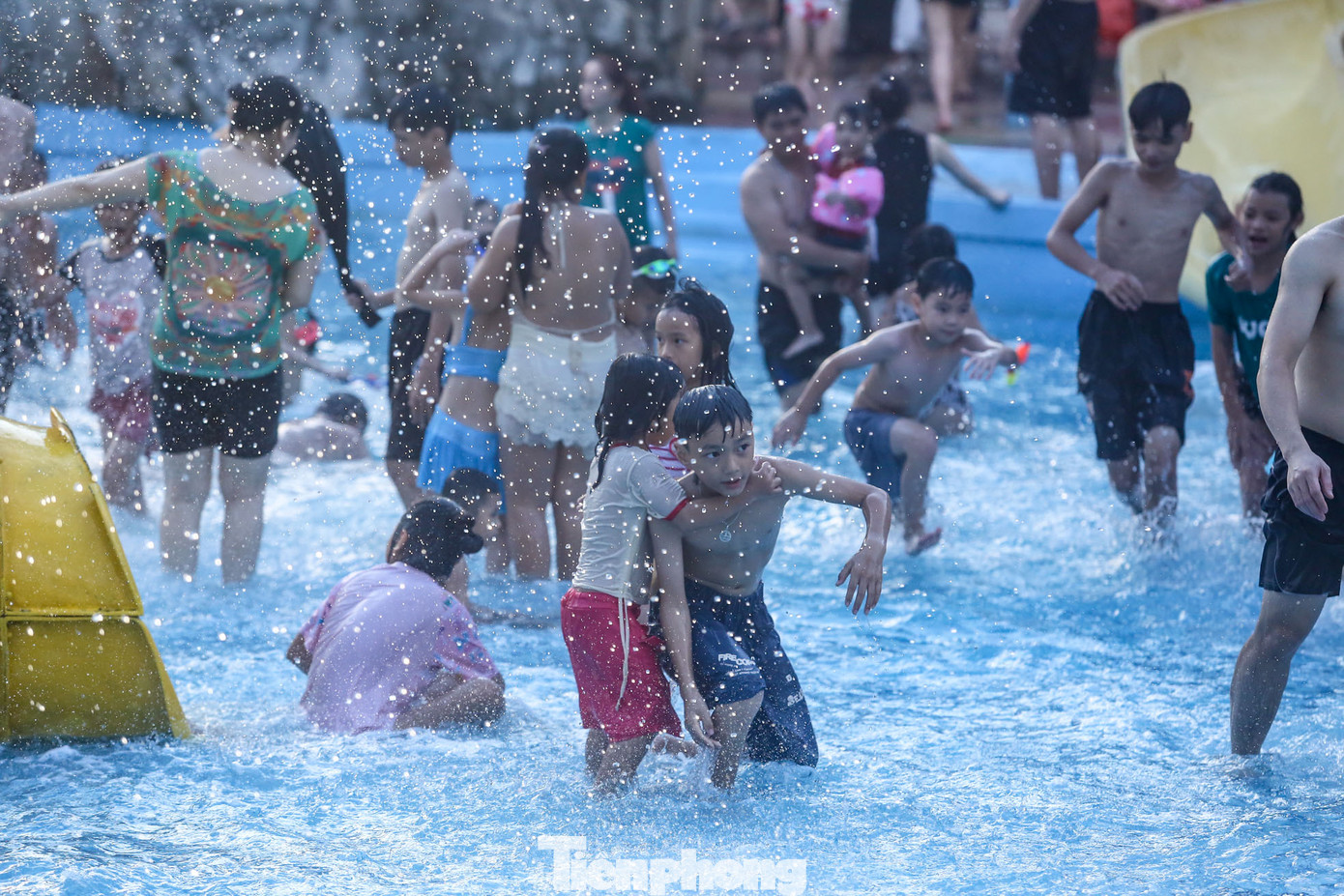 Khu vực bể vầy dành cho trẻ em đông đúc.