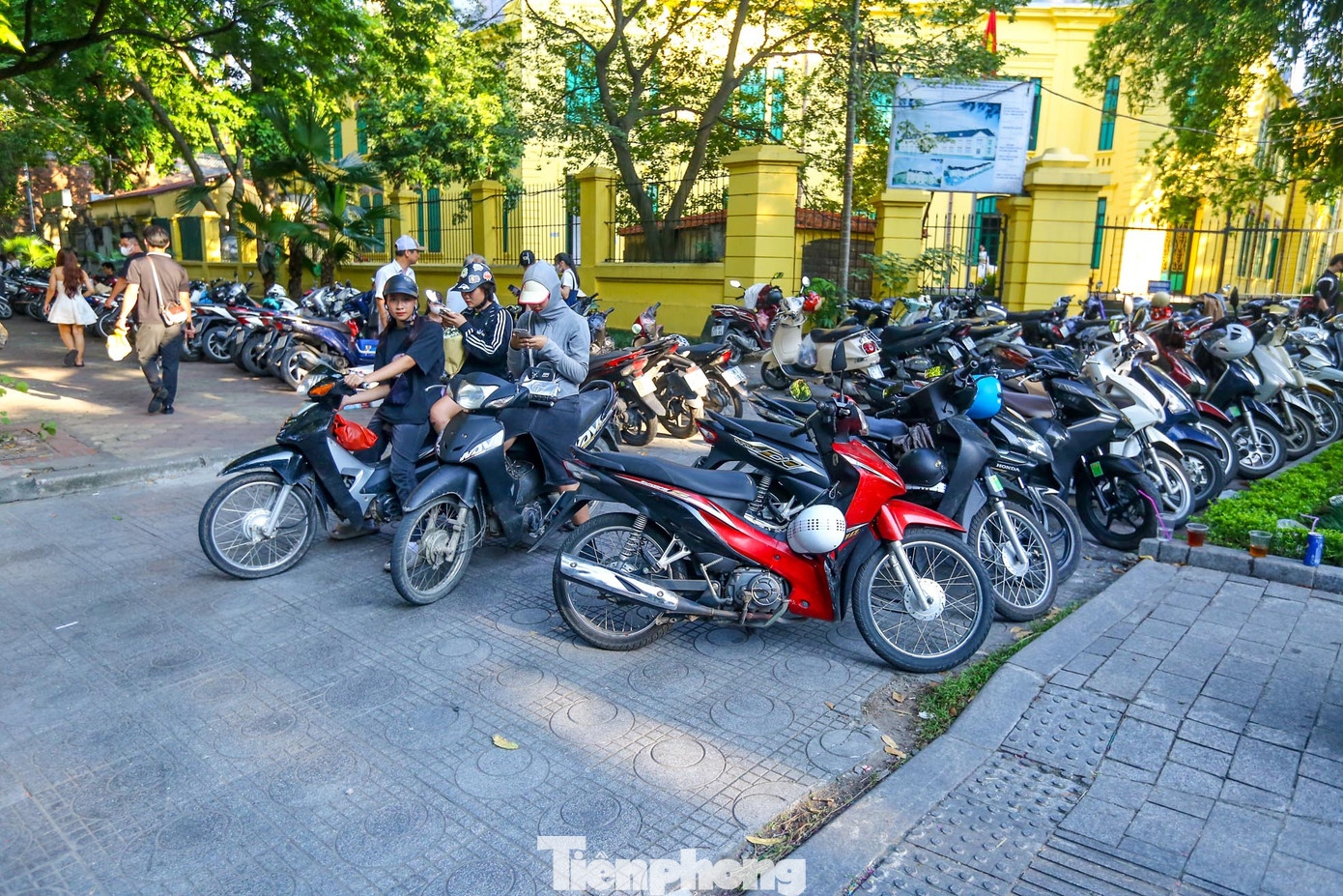 Bãi gửi xe tự phát ngay trên phố Phan Đình Phùng với 10.000đ/xe. Người trông xe "hốt bạc" trong ngày nghỉ lễ.